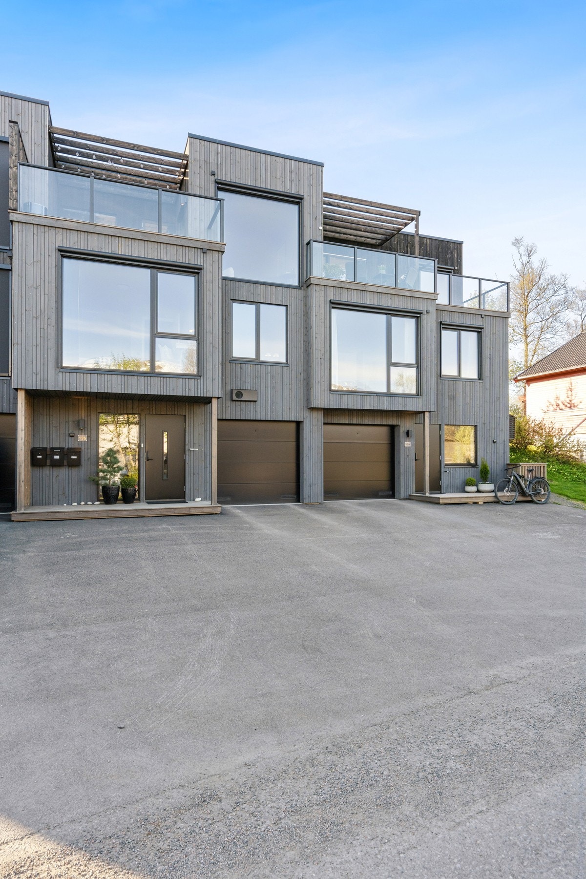 Beliggende i det rolige og etablerte boligområdet på Tromsøya sør, med integrert garasje og kort vei til både skoler og sentrum. Galleribilde