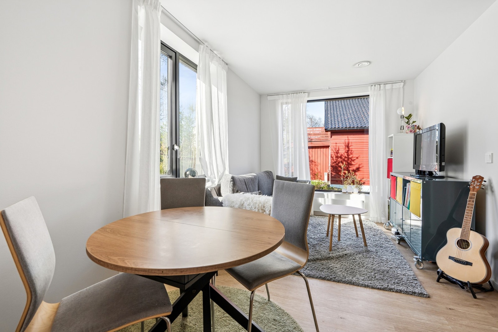 Stue, med plass til både spisebord og sofagruppe. Galleribilde
