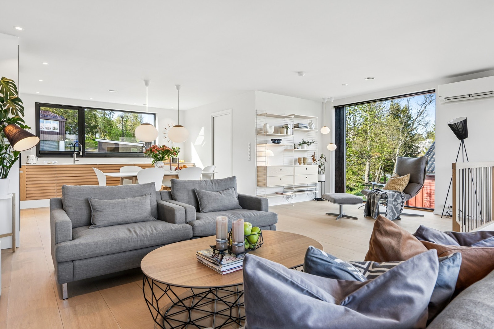 En stilren og moderne bolig ferdigstilt i 2023. Toppetasjen har en åpen løsning mellom stue og kjøkken, med herdet parkett på gulv og en effektiv luft-til-luft varmepumpe. Galleribilde