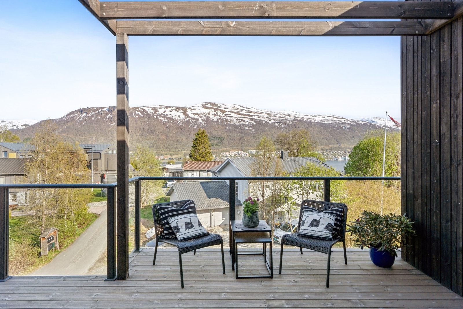 Østvendt takterrasse på ca. 18 m² med utsikt mot både sjø, fjell og nærliggende bebyggelse. Galleribilde