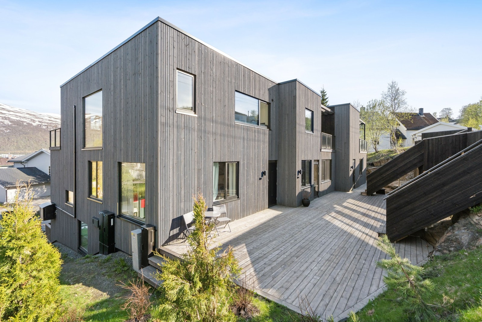 Utleiedelen har egen inngang fra boligens vestside. Her er det også etablert en romslig, terrasse på ca. 34 m². Galleribilde