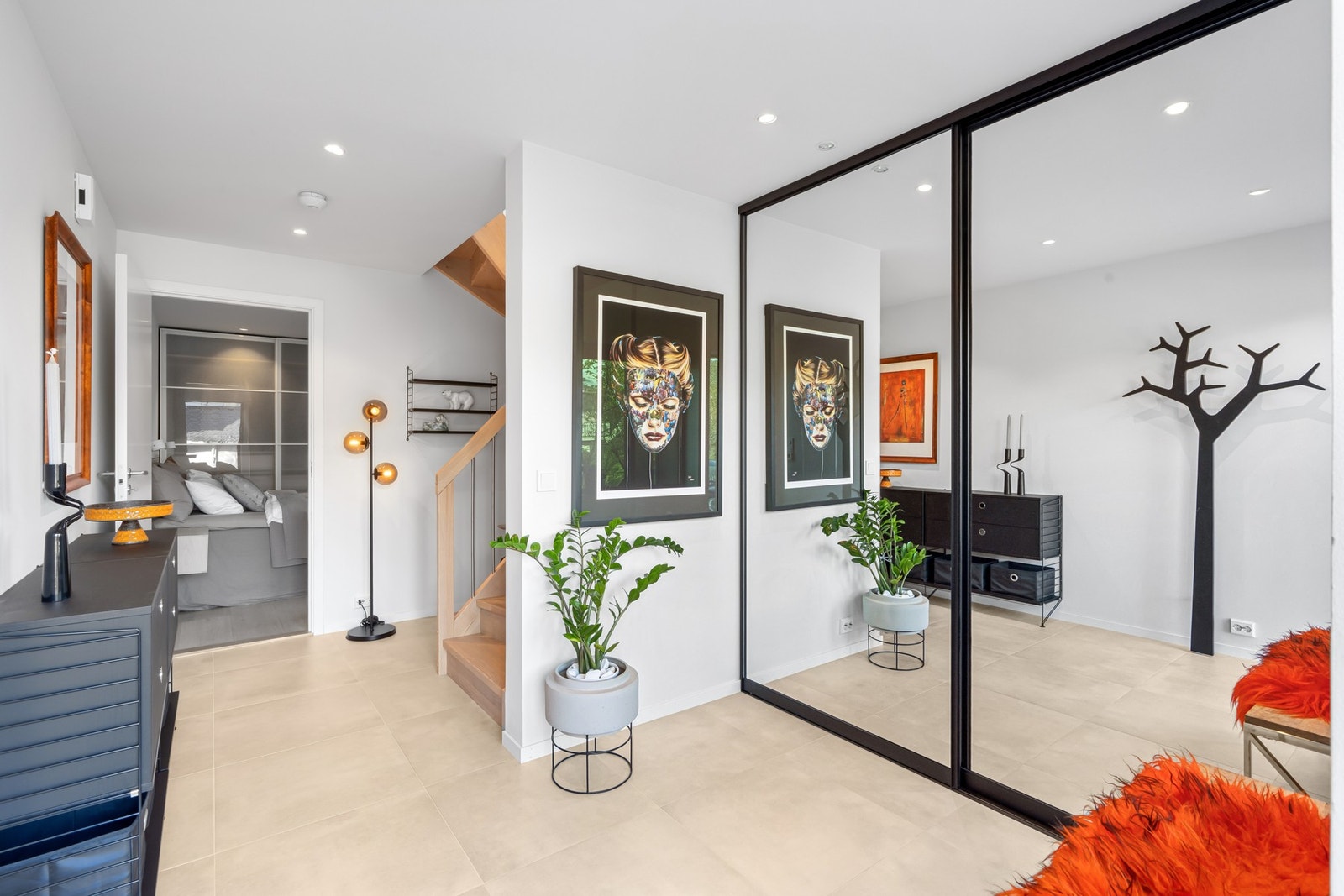 Entréen i første etasje har flislagt gulv med gulvvarme og god plass til oppbevaring i skyvedørsgarderobe. Galleribilde