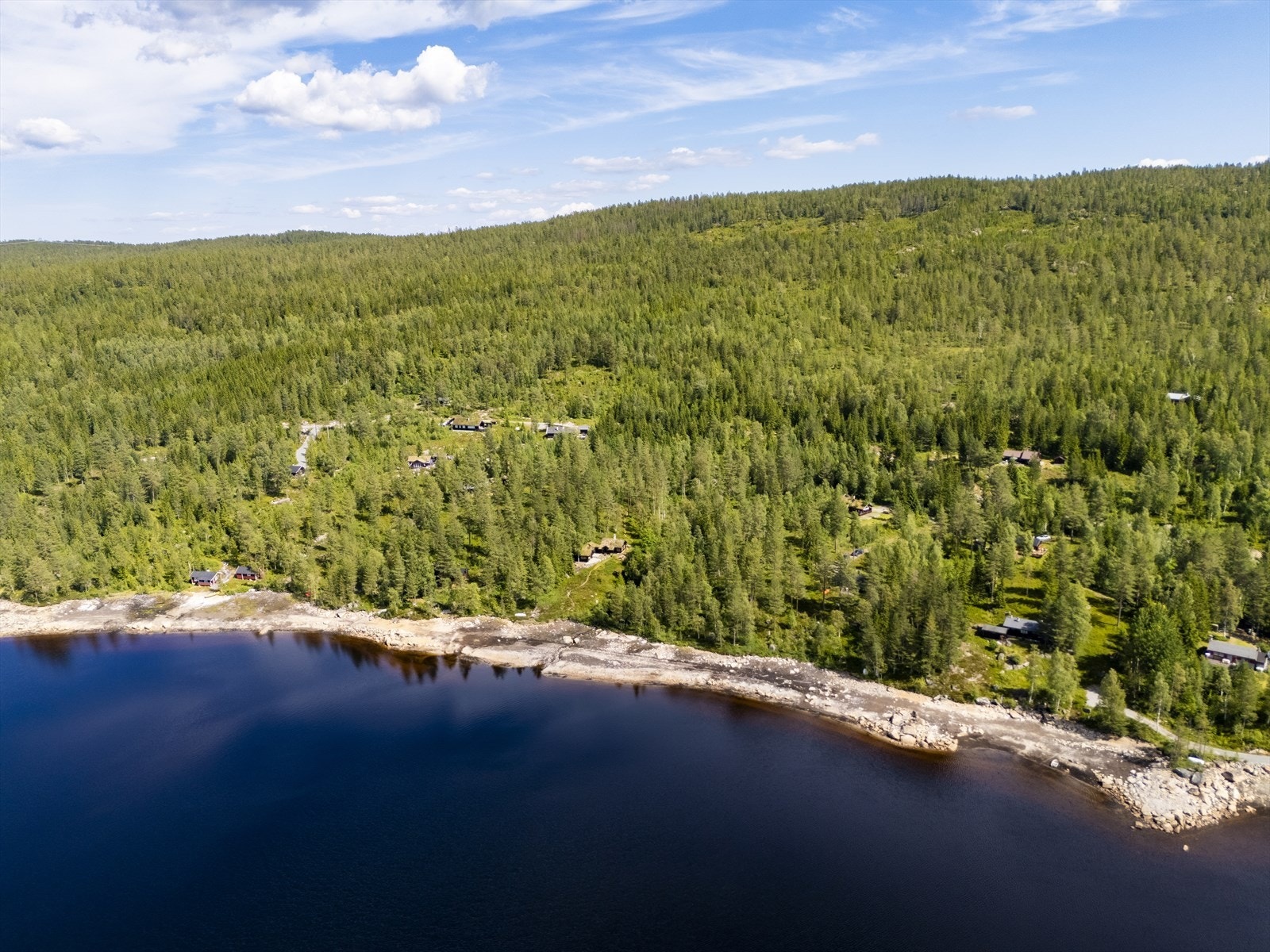 Hytta har en fin beliggenhet i lett skogsterreng ca. 450 moh ved Grytevatn ca. 15 km fra Prestfoss sentrum. Galleribilde