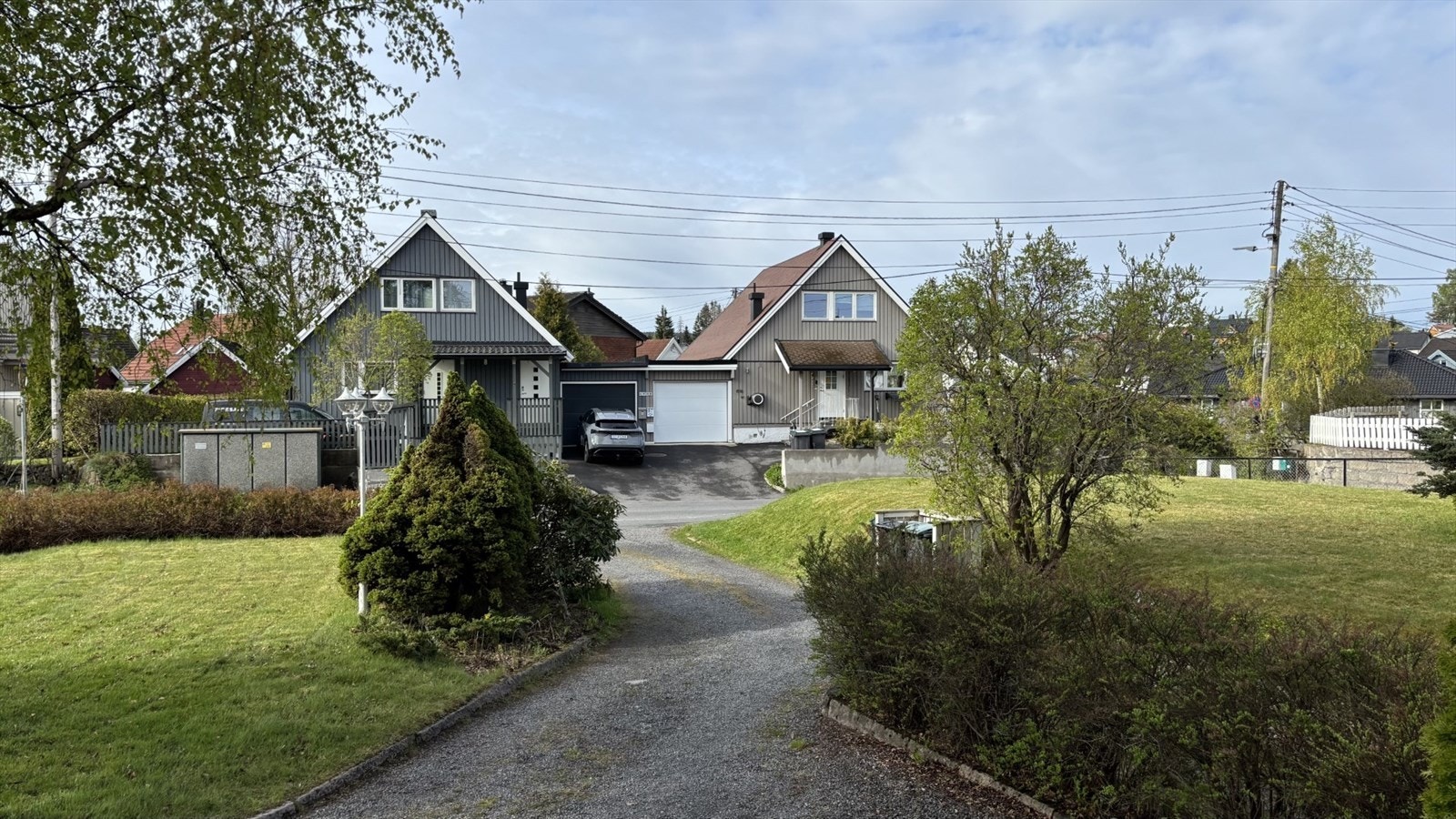 Linjeveien 76 ligger i et etablert og barnevennlig boligområde på Høybråten/Stovner, med en fin kombinasjon av rolige villagater, grønne omgivelser og nærhet til hverdagens servicetilbud. Galleribilde