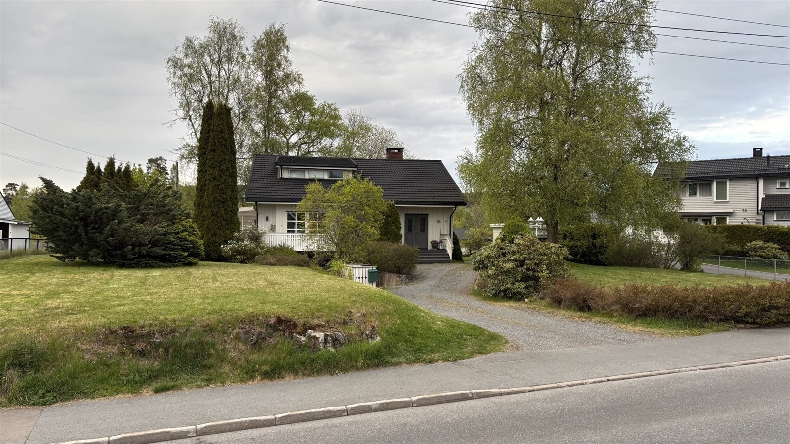 Beliggenheten passer godt for familier og andre som ønsker å bo skjermet og tilbaketrukket, men samtidig ha kort vei til kollektivtransport, skoler, barnehager og handel. Galleribilde