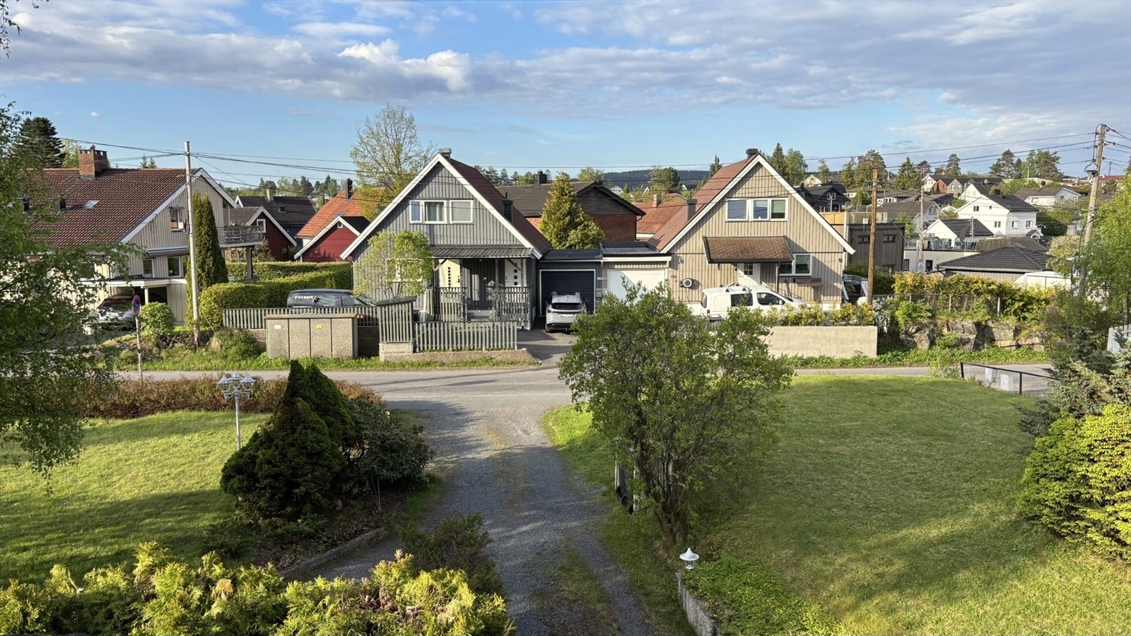 Eiendommen får et seksjonert tomteareal på ca. 450 m², med stor hage, vestvendt terrasse og carport under terrassen. Galleribilde