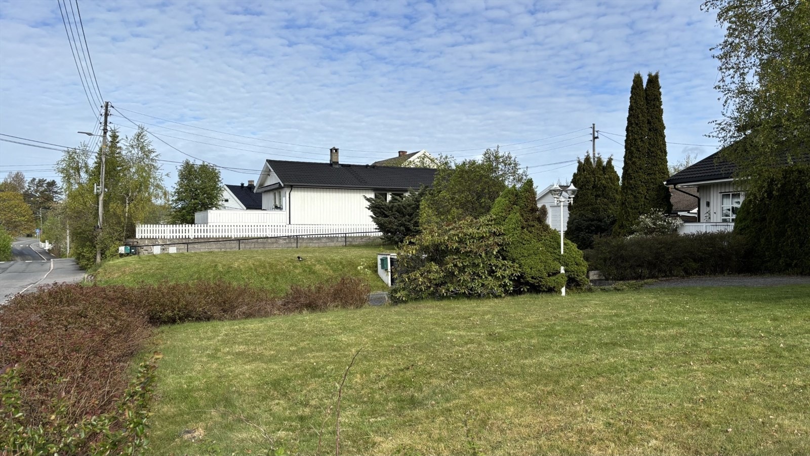 Tomten får en egen, solrik plen med god plass til lek og moro for hele familien. Galleribilde