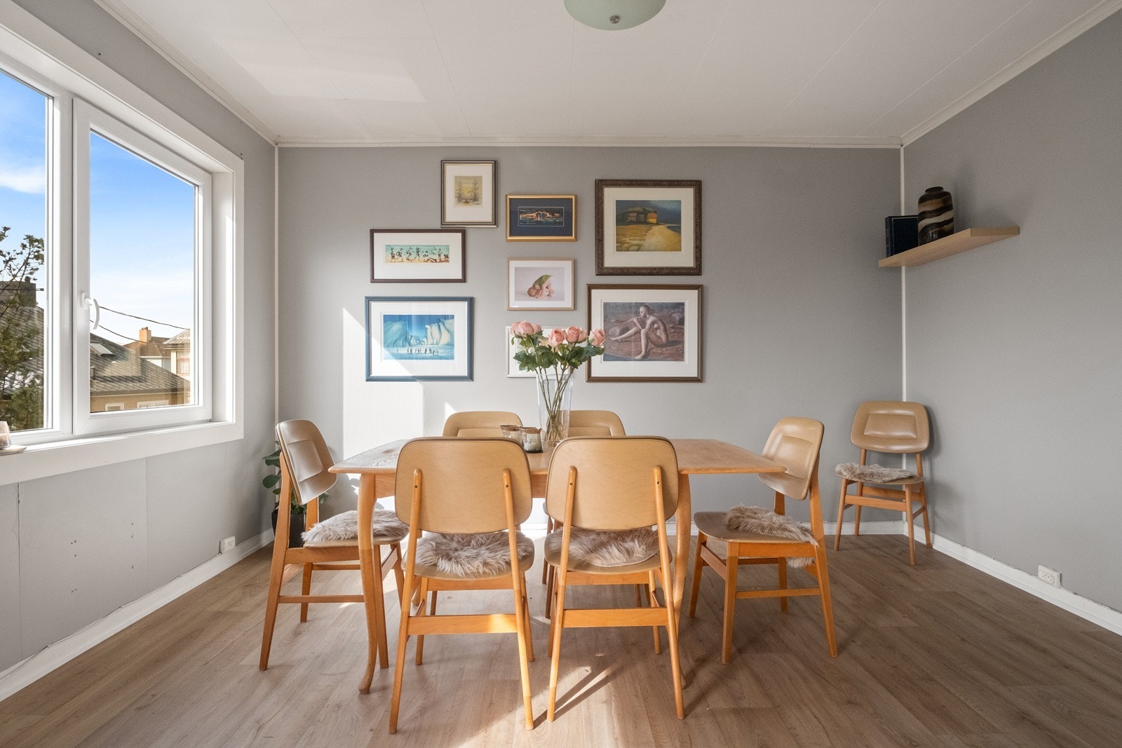Leilighet 4, 2. etg: Store vindusflater gir rommet et lys og åpent preg. Galleribilde