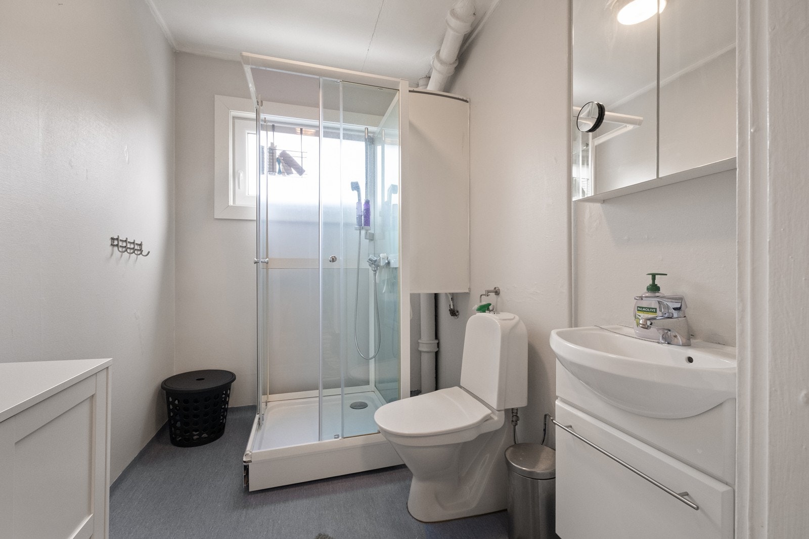 Leilighet 1, 1. etg: Badet er utstyrt med dusjkabinett, servant og toalett. Eldre vegghengt vv-bereder. Galleribilde