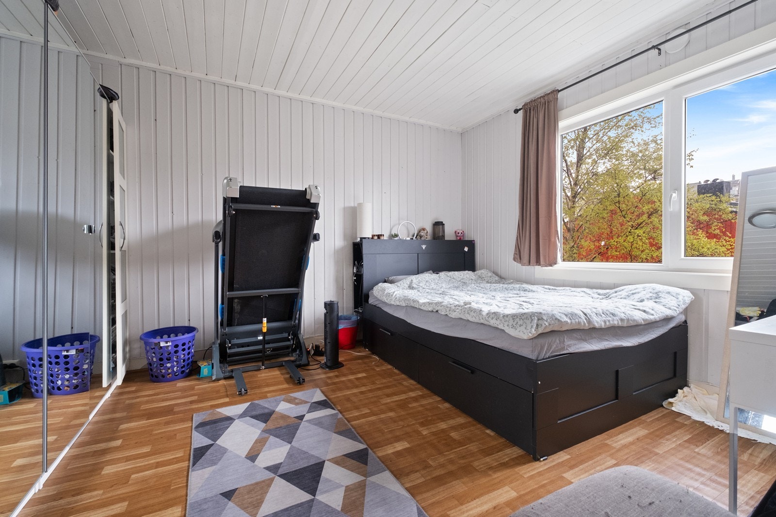Leilighet 3, 2. etg: Soverommet av god størrelse, med garderobe med speilfronter montert. Galleribilde