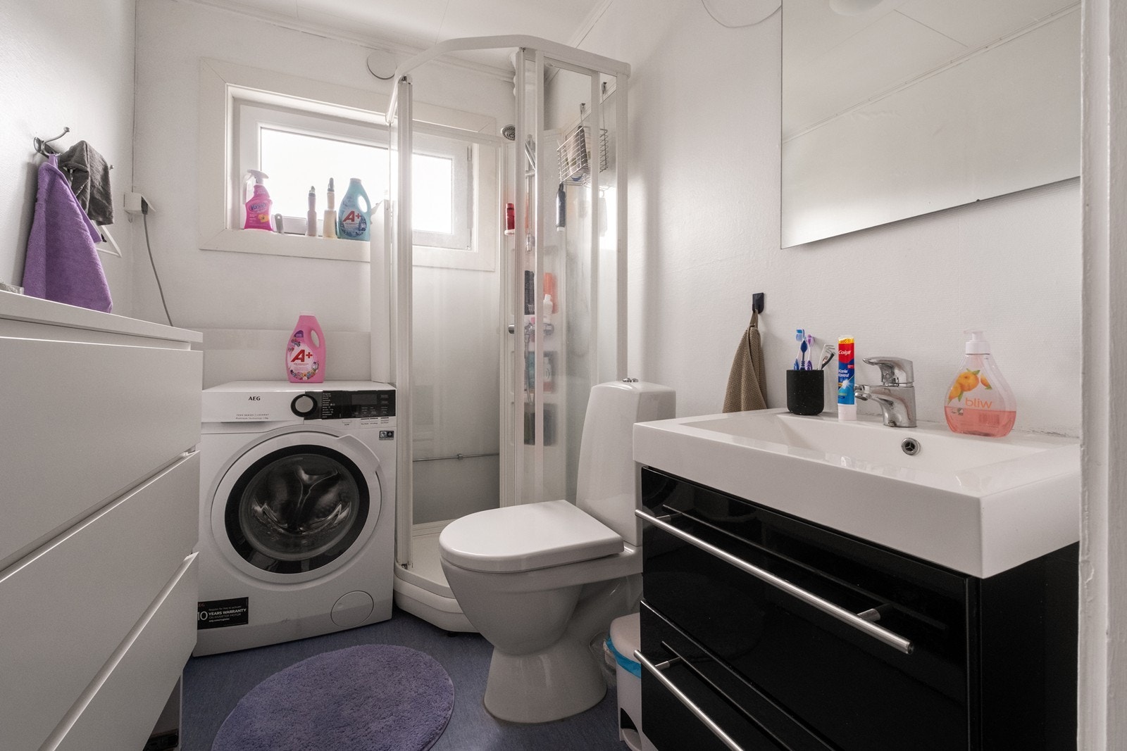 Leilighet 3, 2. etg: Badet er utstyrt med dusjkabinett, wc, servant m/ underskap og opplegg vaskemaskin. Galleribilde
