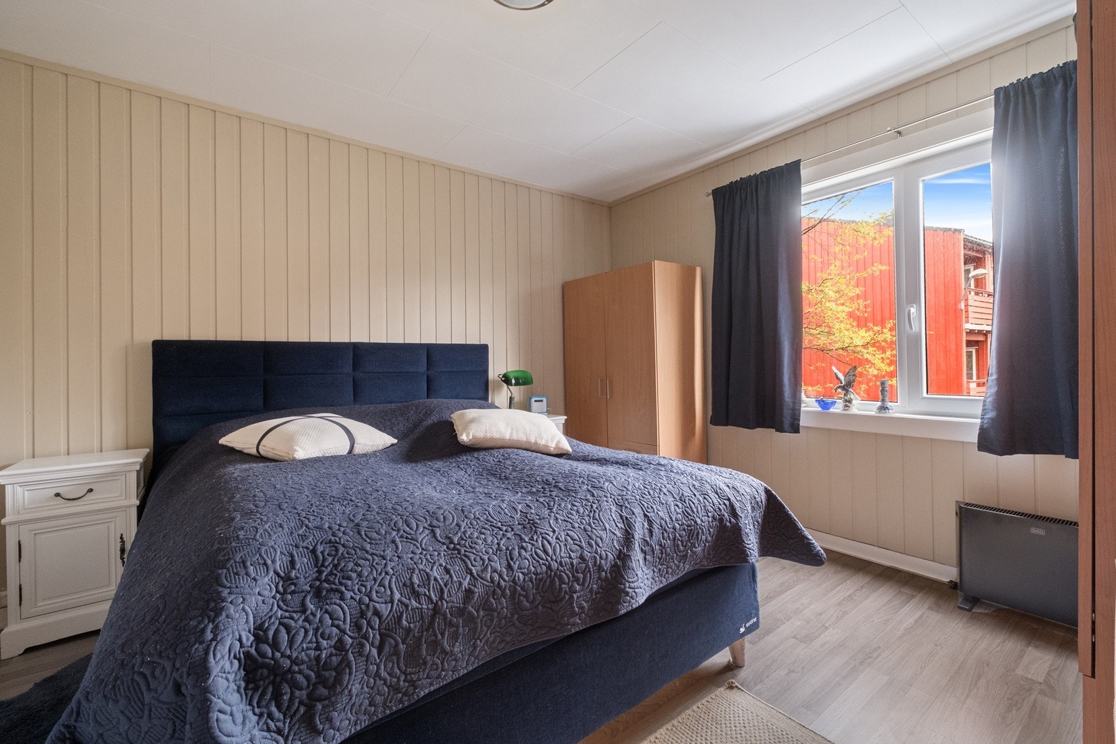 Leilighet 1, 1. etg: Soverommet er av god størrelse, og har plass til dobbeltseng og garderobeskap. Galleribilde