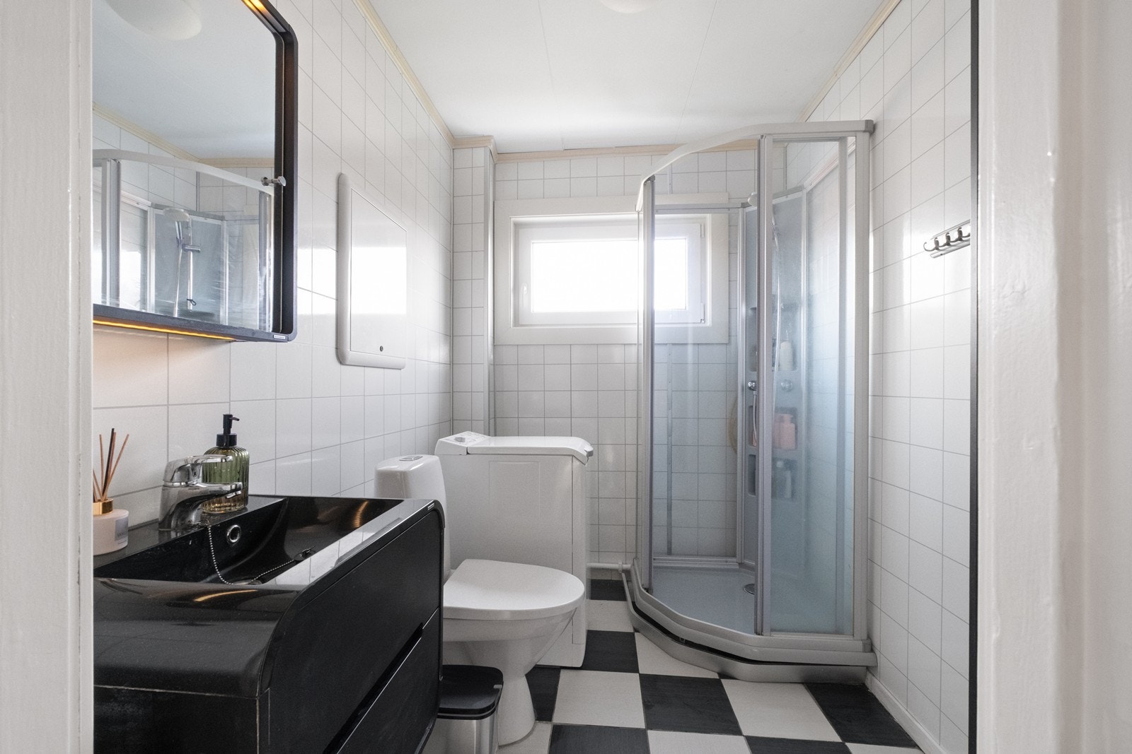 Leilighet 4, 2. etg: Badet er utstyrt med dusjkabinett, toalett, servant med underskap og opplegg til vaskemaskin. Galleribilde