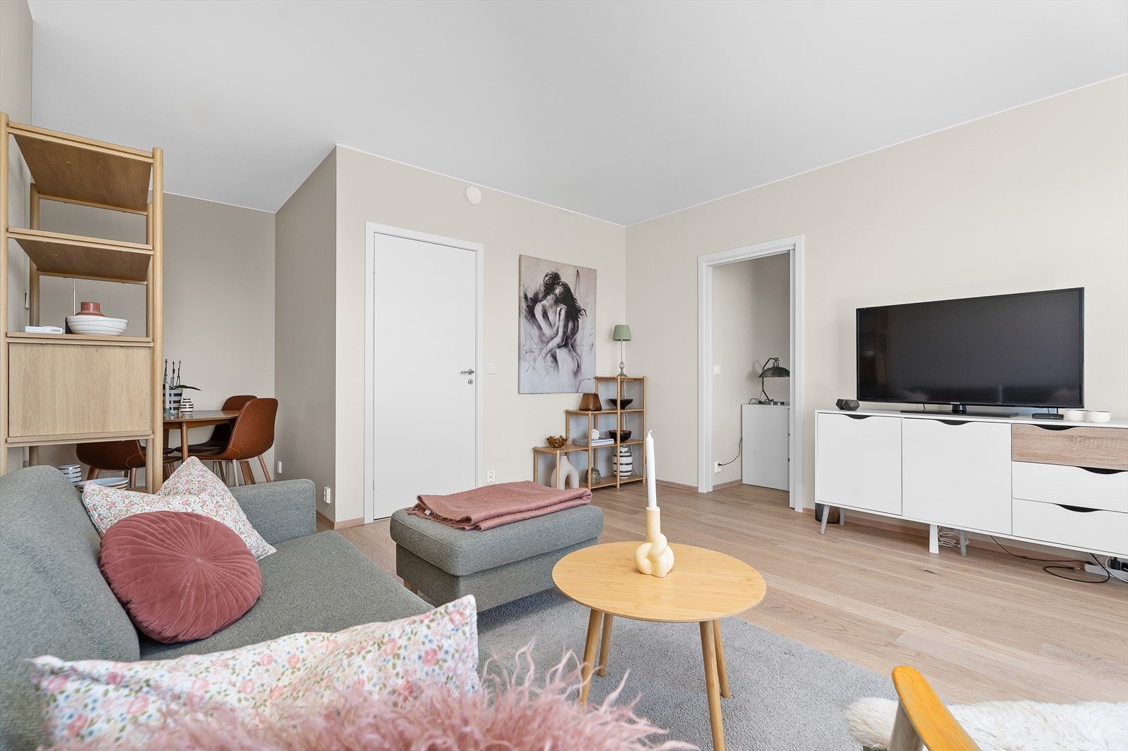 Leiligheten har en gjennomgående god standard. Det er 1- stavs hvitpigmentert eikeparkett på gulv og veggene er malt i en tidsriktig beige-farge. Galleribilde