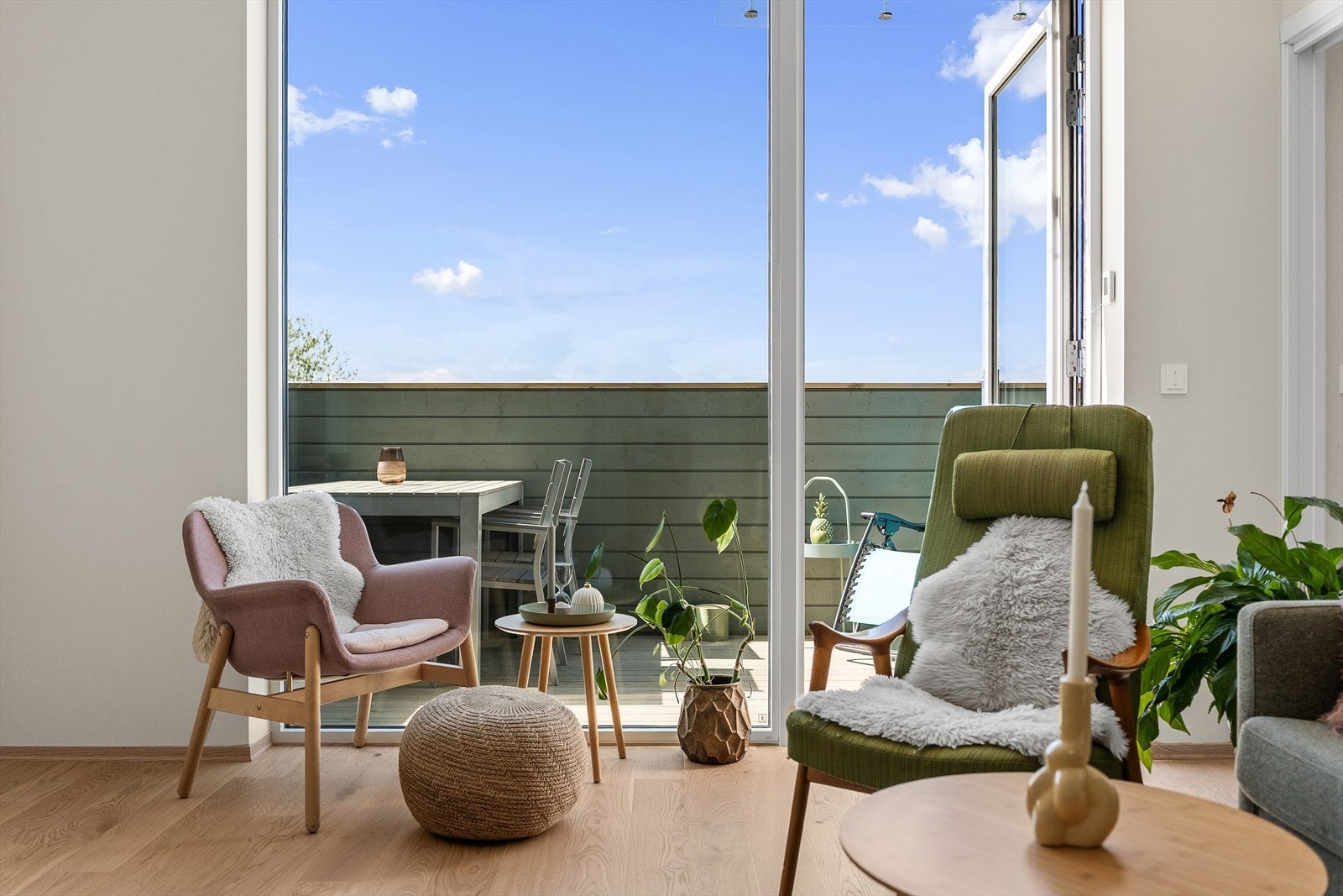 Stuen forlenges naturlig ut til en herlig balkong på hele 10m² Galleribilde
