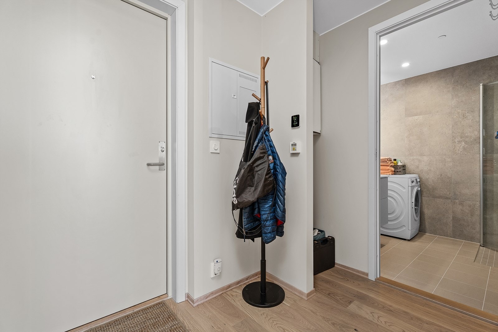 Romslig entré på 4,8 m² med praktisk, direkte tilgang til badet Galleribilde