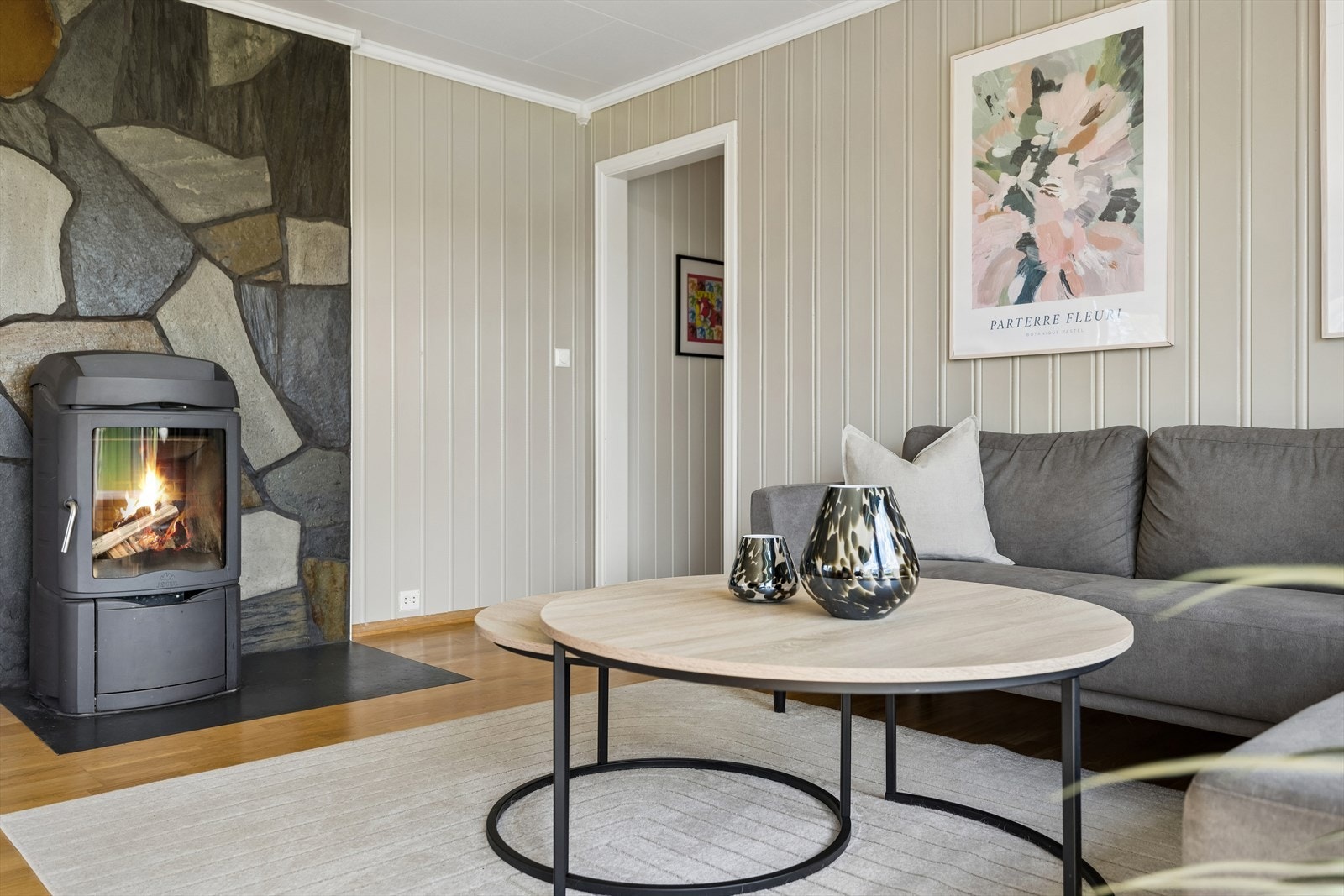 En vedovn fra Jøtul med skiferplate foran gir både varme og en hyggelig atmosfære. Galleribilde