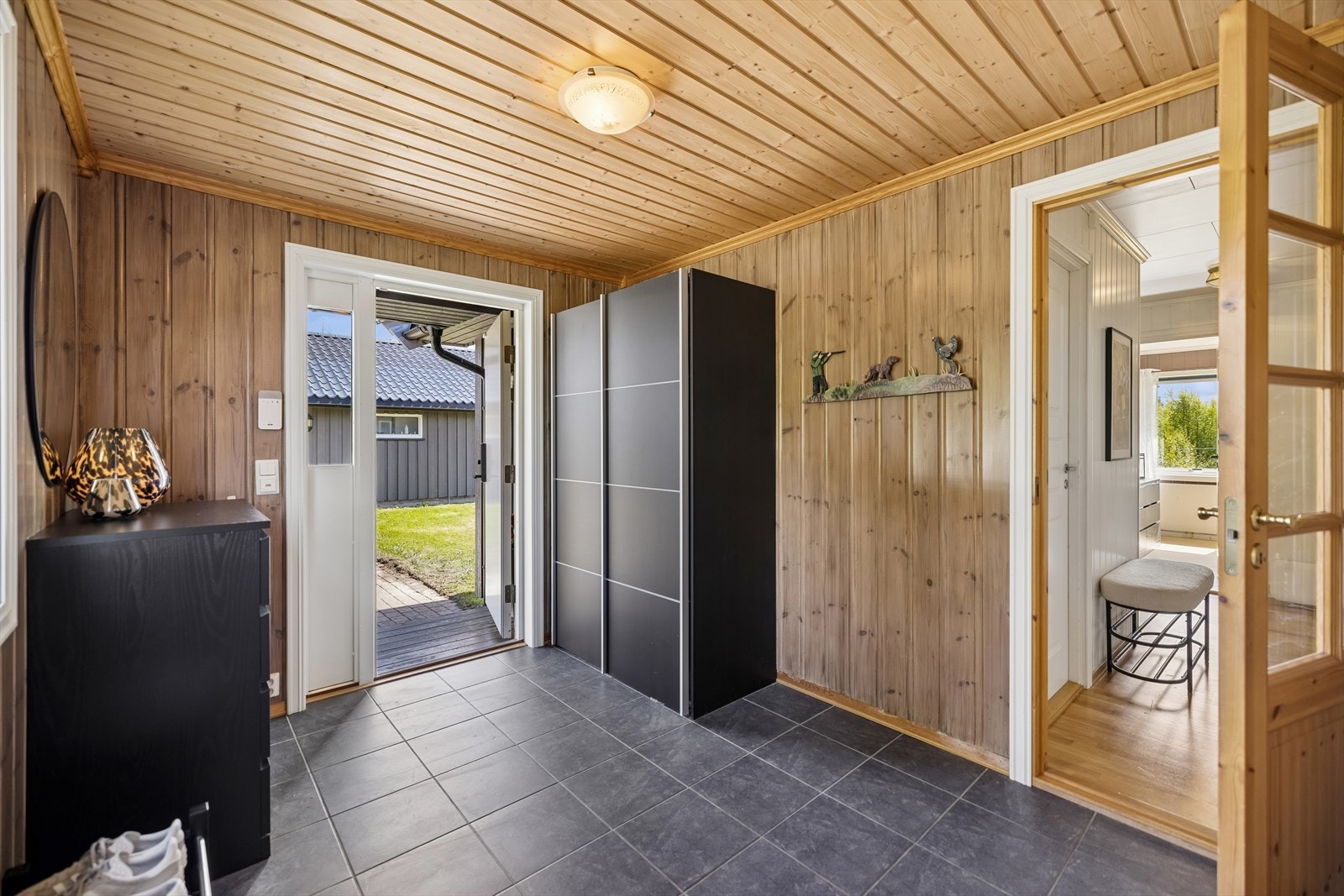 En stor og romslig gang ønsker deg velkommen inn! Galleribilde