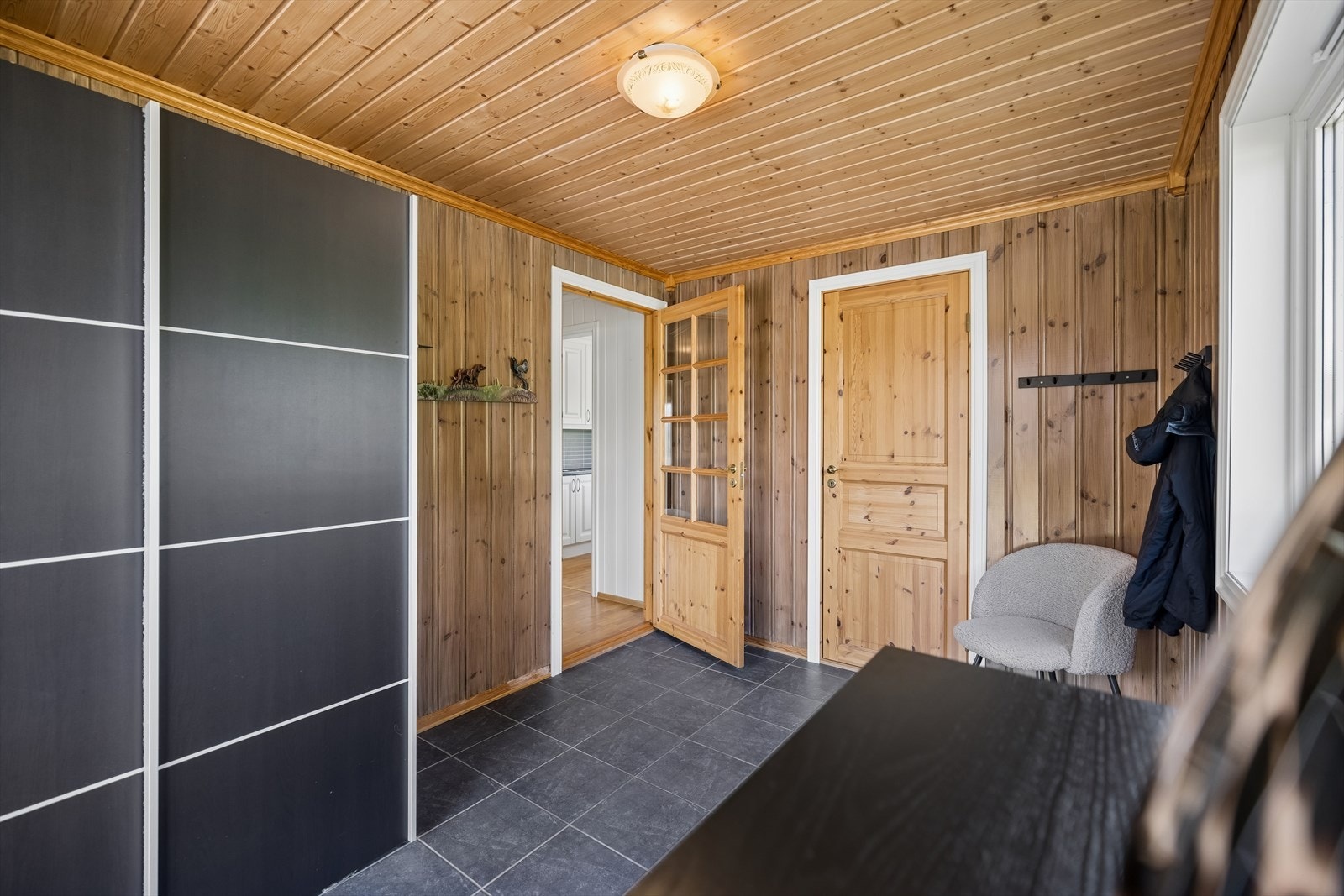 Fra gangen er det videre tilgang til boligens øvrige rom i første etasje. Galleribilde
