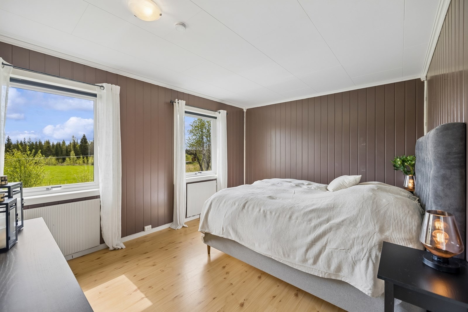 Boligen har tre soverom i første etasje. Dette rommet har laminat på gulv og behandlet panel på veggene. Galleribilde
