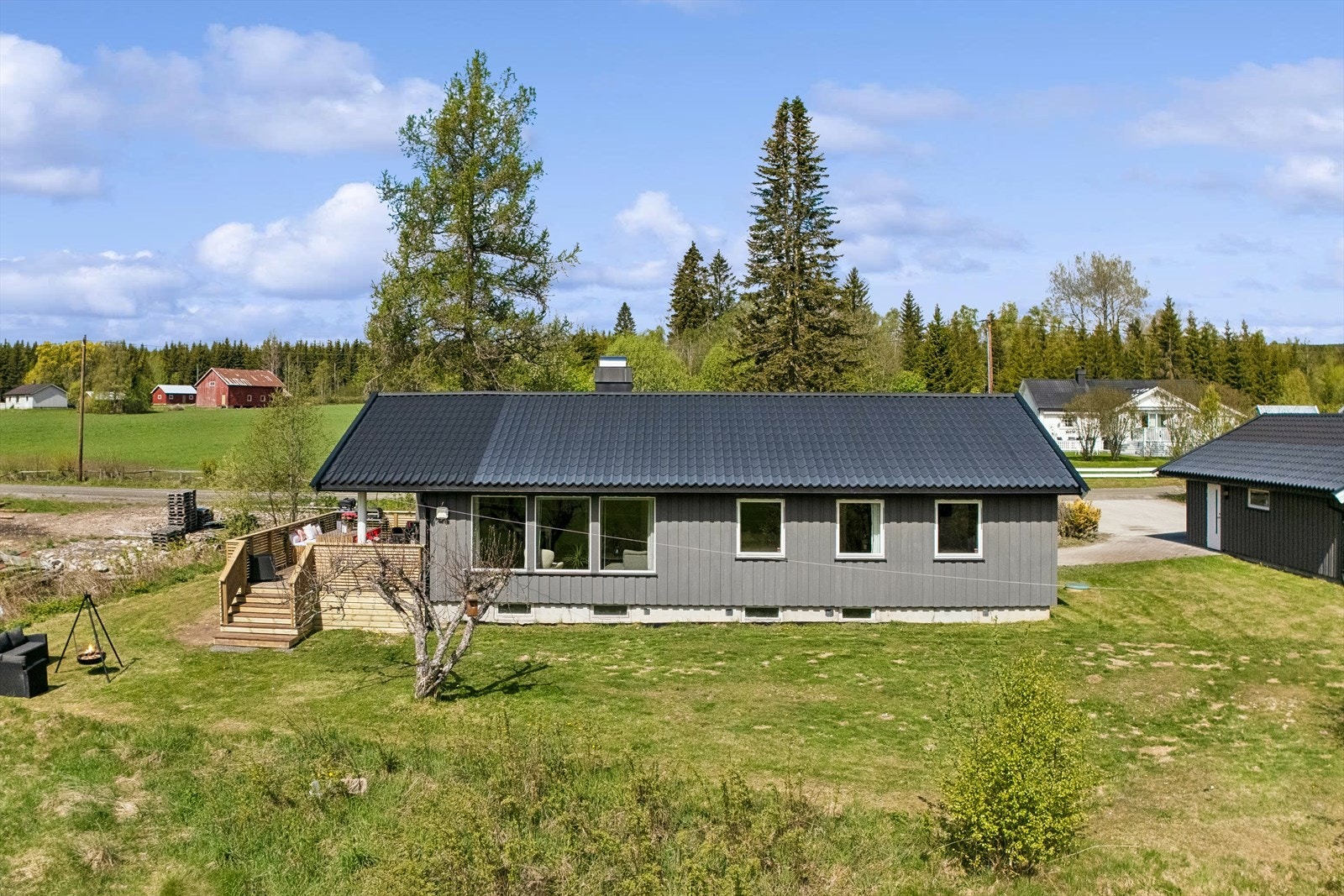 Eiendommen har en stor tomt med plen og naturtomt, samt en dobbelgarasje fra 2012. Galleribilde
