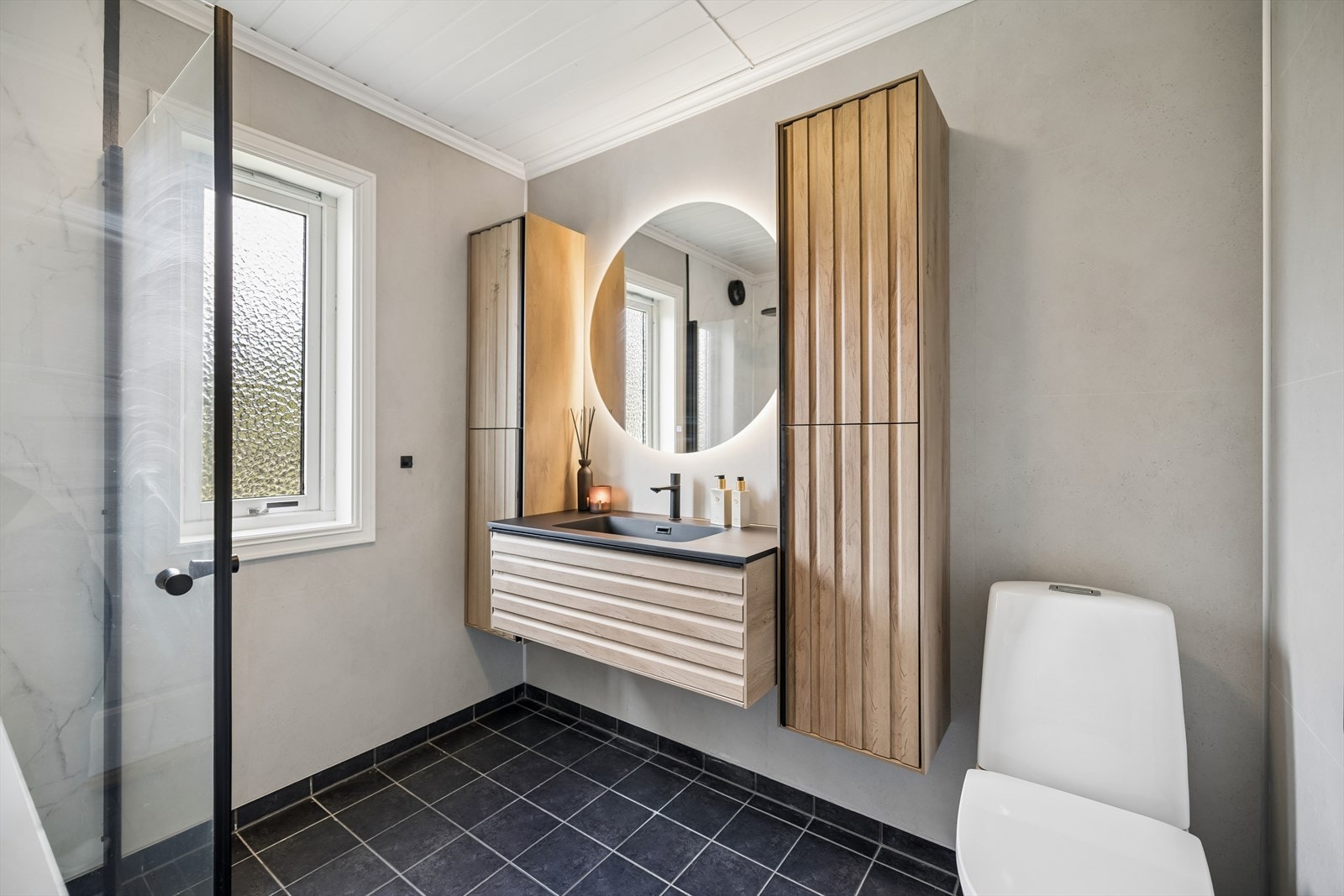 Badet er oppgradert i 2024 med ny innredning, speil med backlight og våtromsplater på veggene. Galleribilde