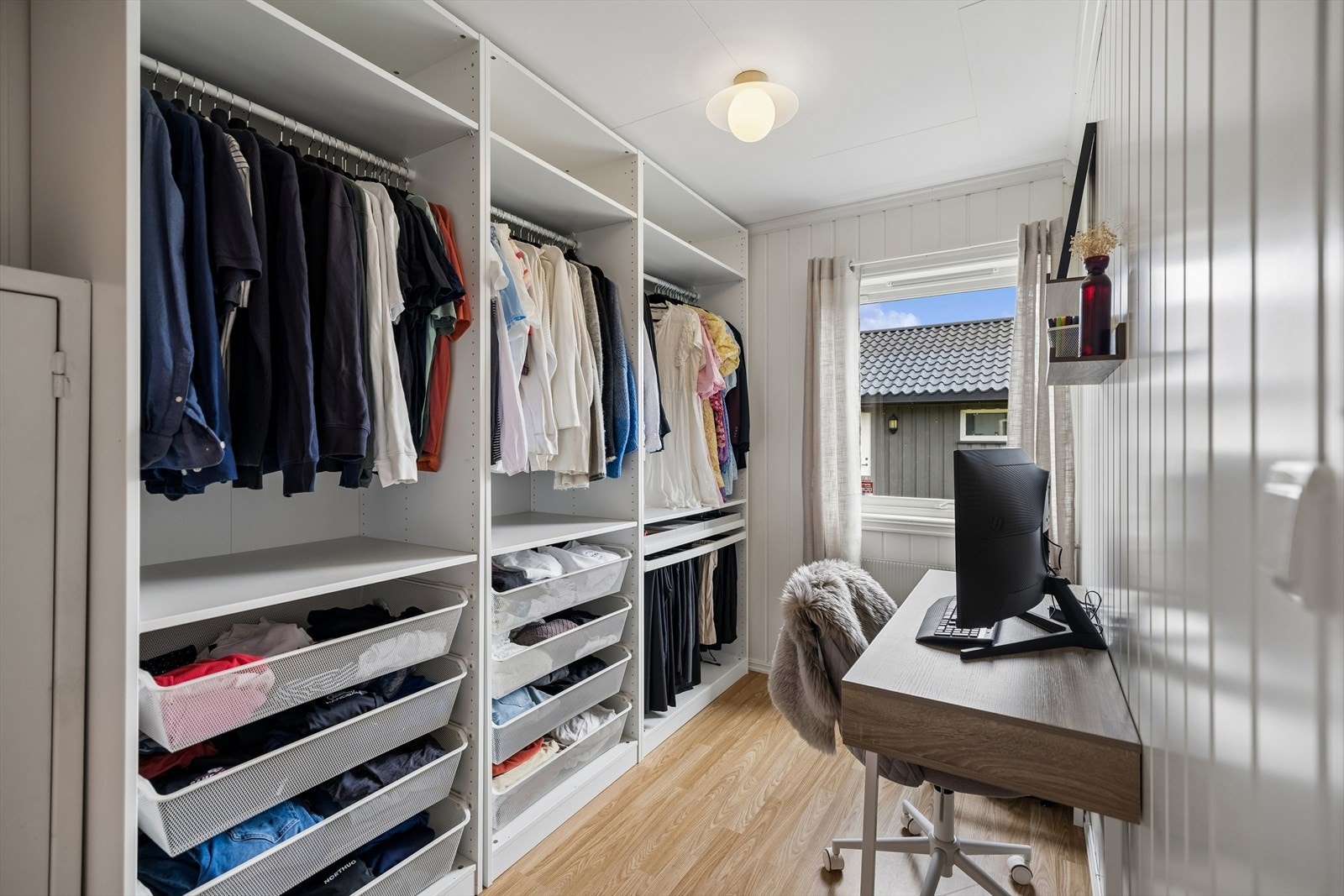 Det tredje soverommet er i dag innredet som en kombinasjon av kontor og garderobe. Galleribilde