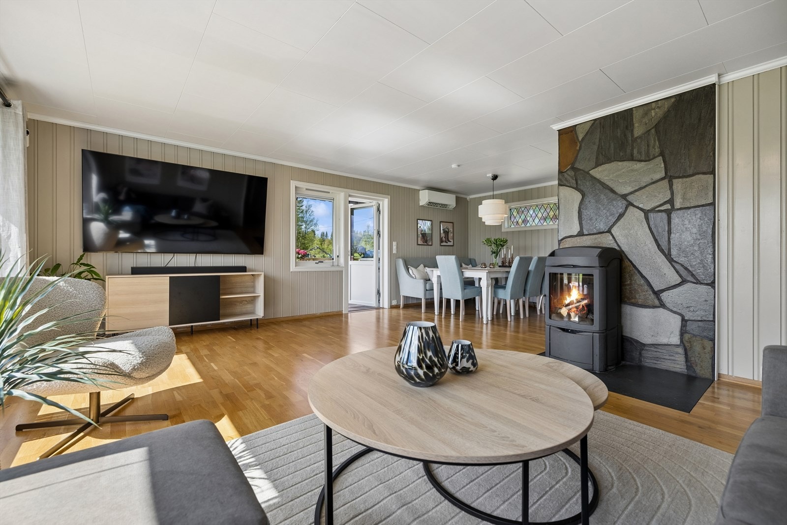 Stuen er et lyst og åpent samlingspunkt med god plass til både sofagruppe og spisebord. Galleribilde