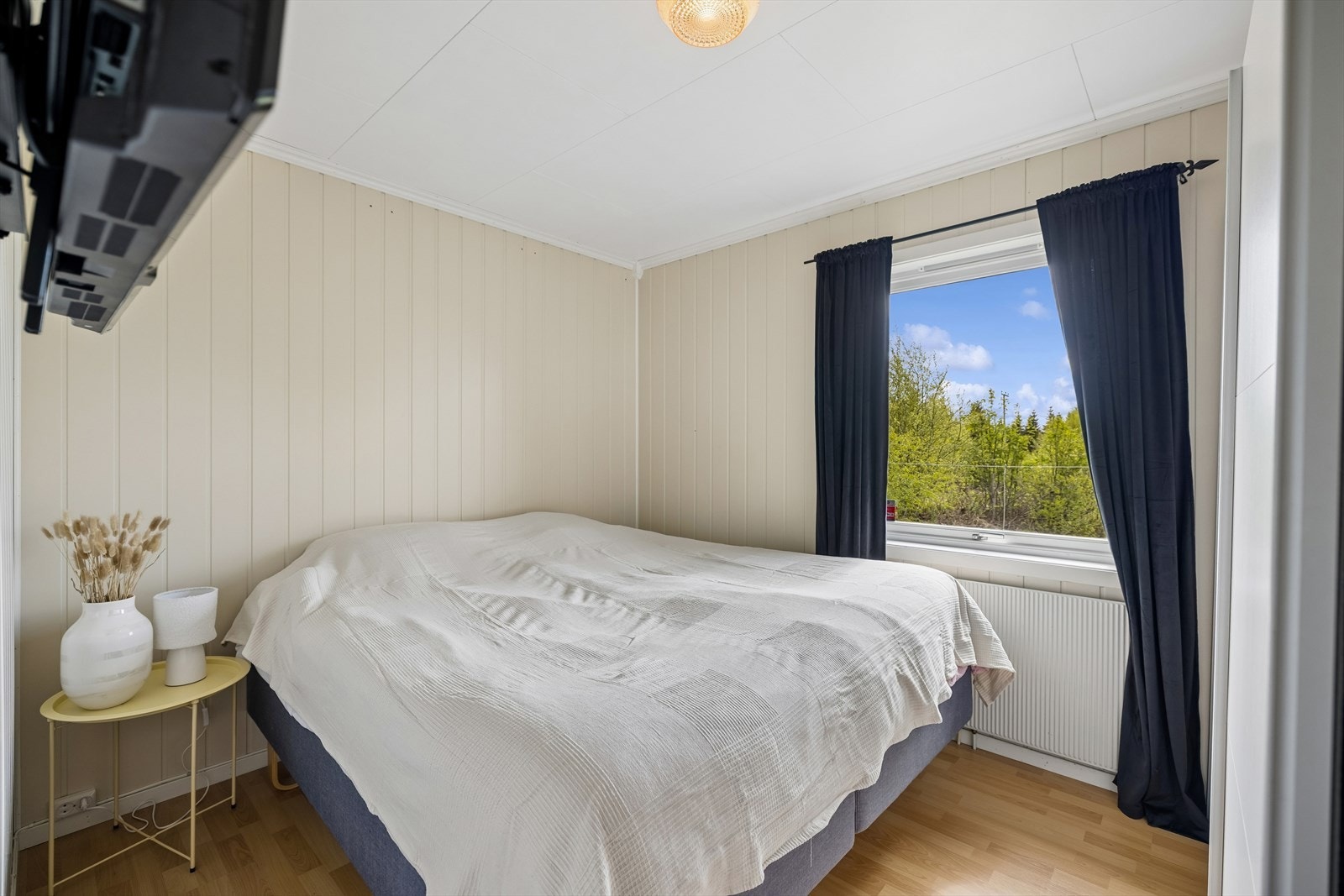 Et av de tre soverommene, med plass til dobbeltseng og oppbevaring. Galleribilde