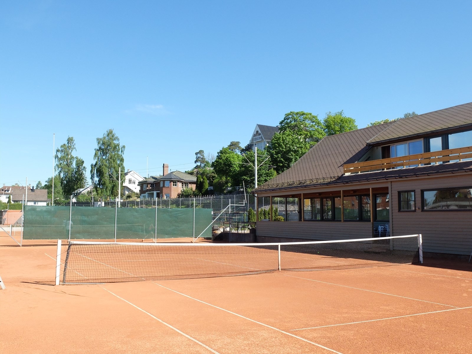 Nordstrand Tennisklubb med både 4 innendørsbaner og utvendige baner på grus Galleribilde