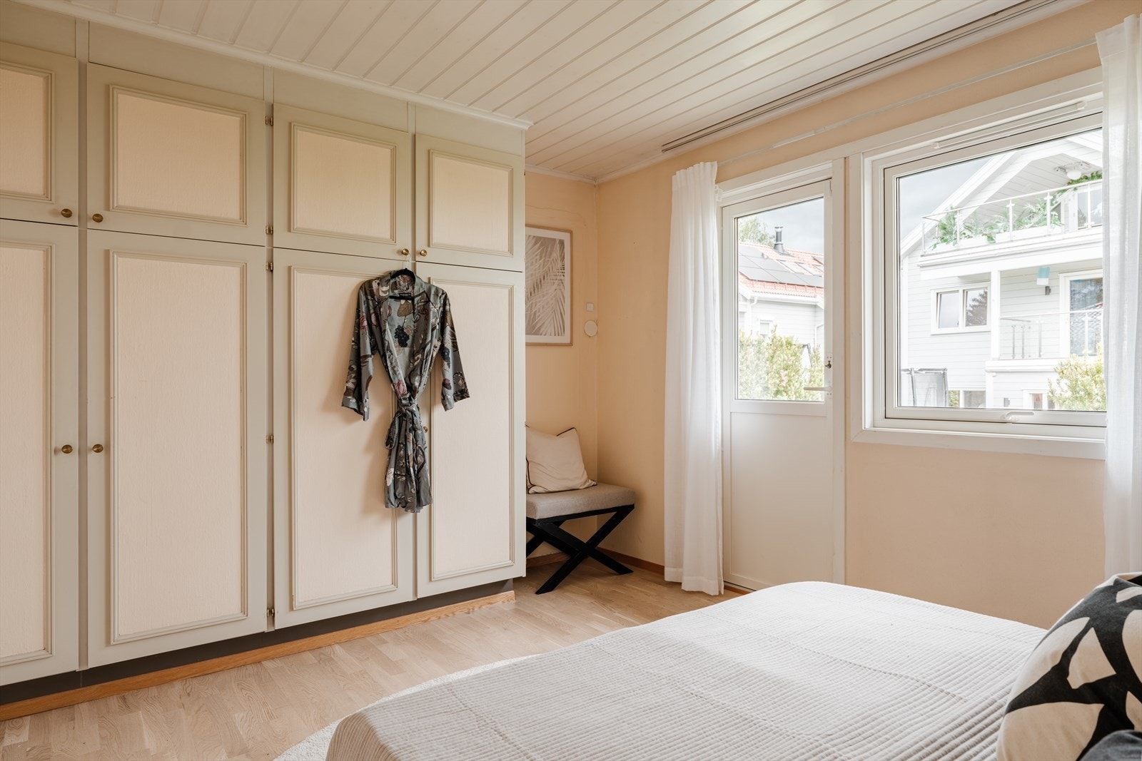 Plassbygde skap på hovedsoverom Galleribilde