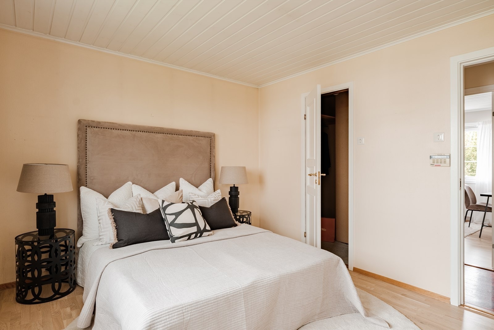 Hovedsoverom med et lite walk-in-closet Galleribilde