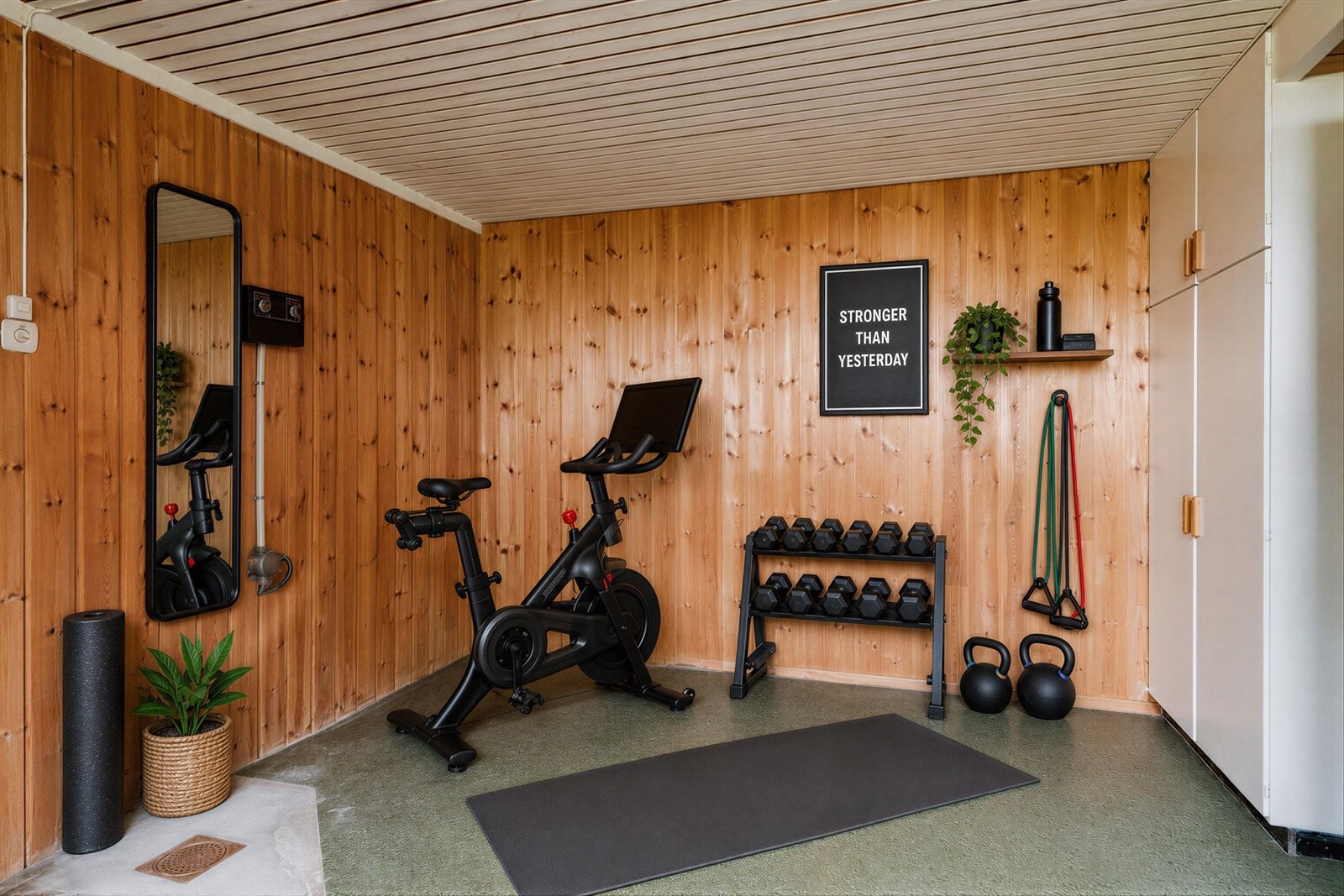 Til inspirasjon - eget treningsstudio i huset? Interiør er digitalt stylet Galleribilde