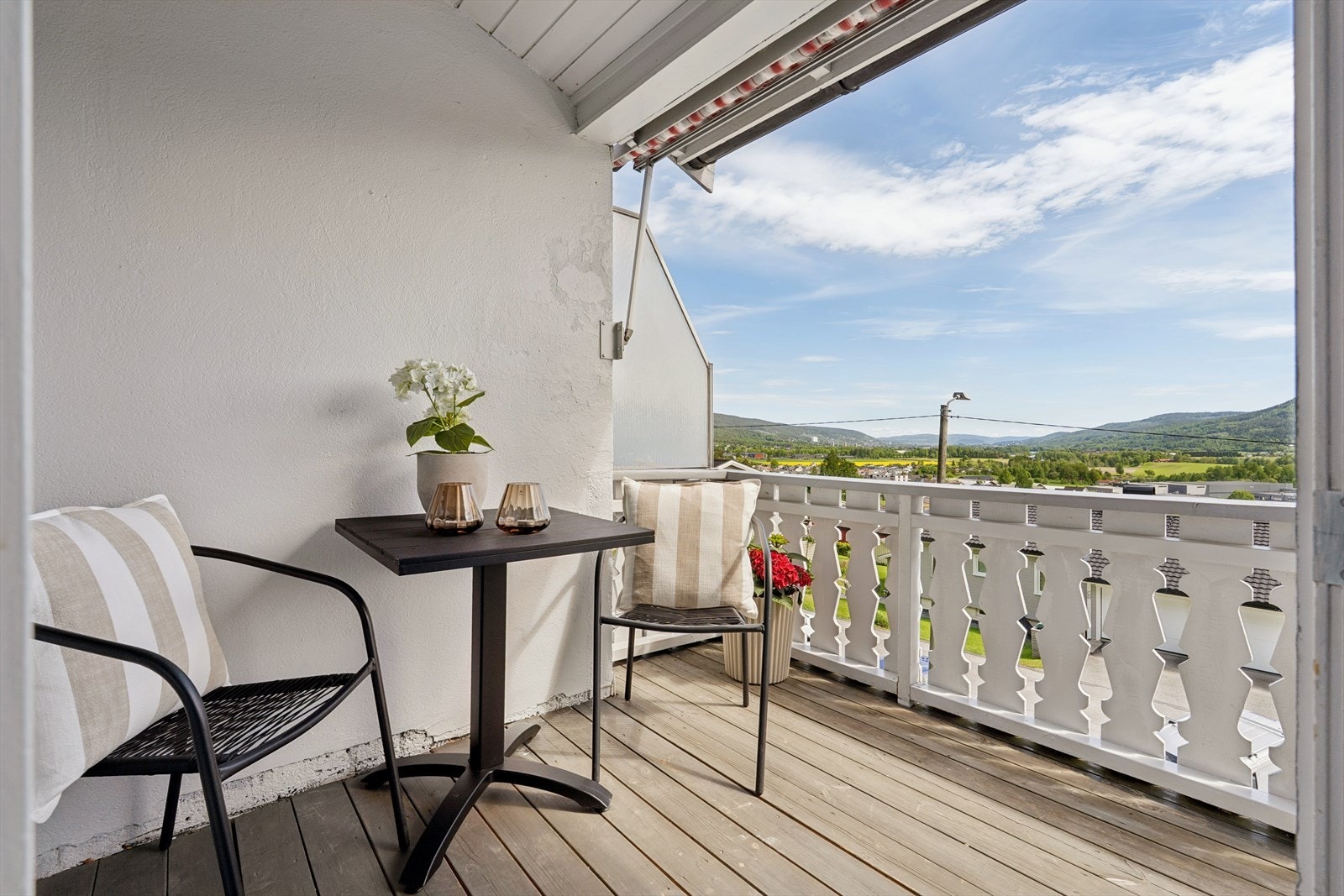 Terrasse med overbygget tak og markise. Galleribilde