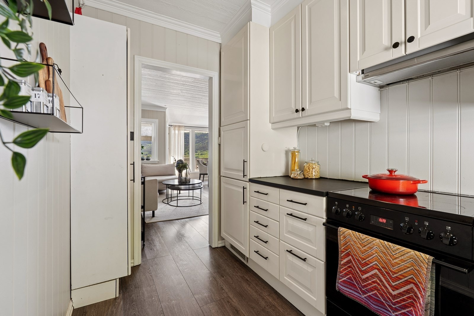 Kjøkkenet er utstyrt med integrert kjøl/fryseskap, oppvaskmaskin og frittstående komfyr. Galleribilde