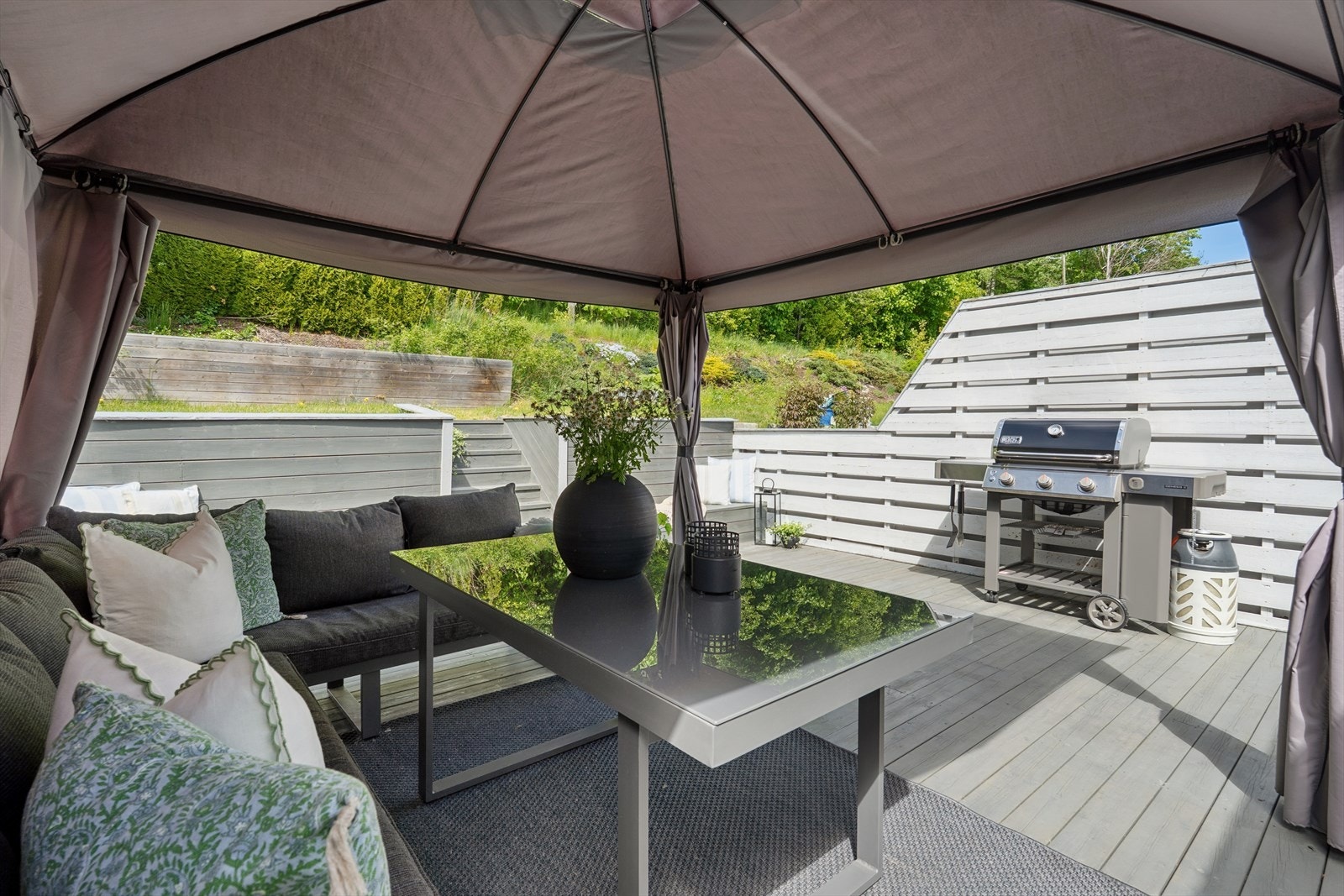 Den store terrasseplattingen på baksiden er på 32 m² og gir rikelig med plass for utemøbler og sosiale soner. Galleribilde