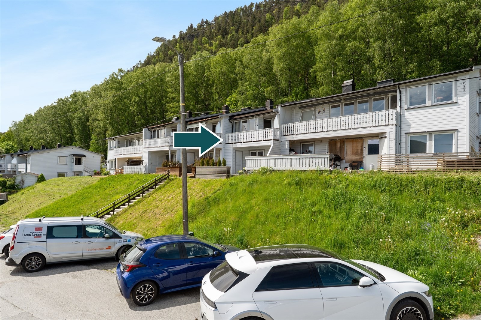 Gateparkering på nedsiden av husene. Enkel adkomst rett ved trappa. Galleribilde