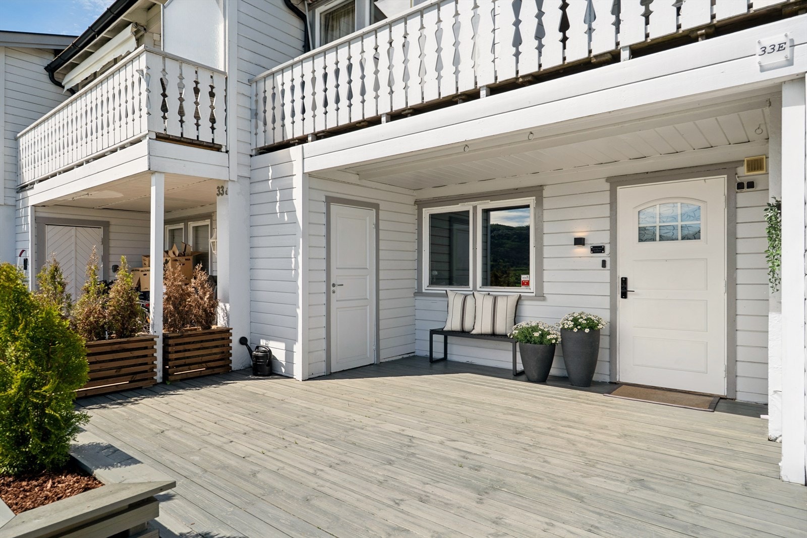 Ved inngangspartiet i underetasjen er det en stor terrasse på 18 m². Galleribilde