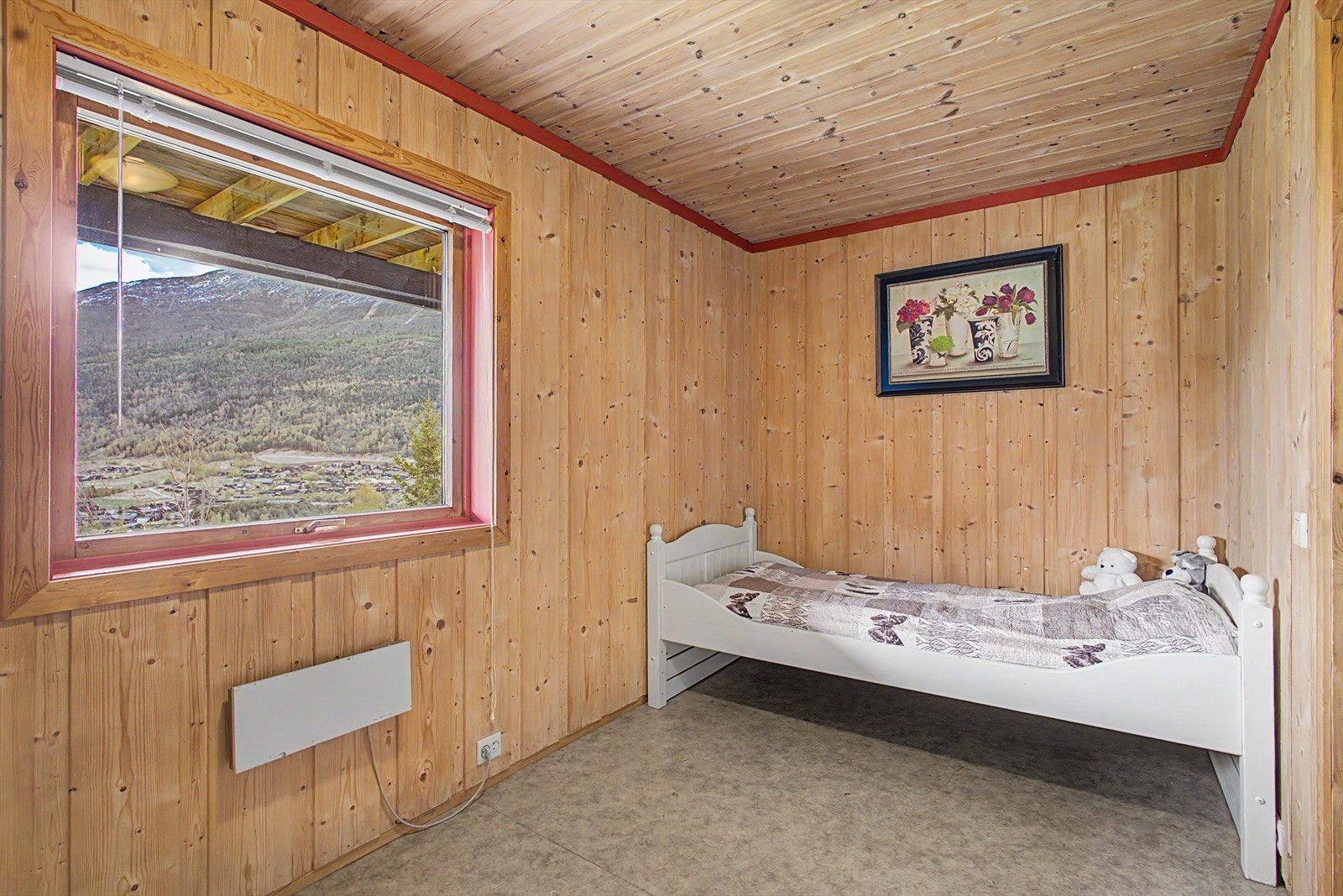 Soverom nummer fire i kjelleretasjen, med panel på vegger og i tak, som gir en lun atmosfære. Galleribilde