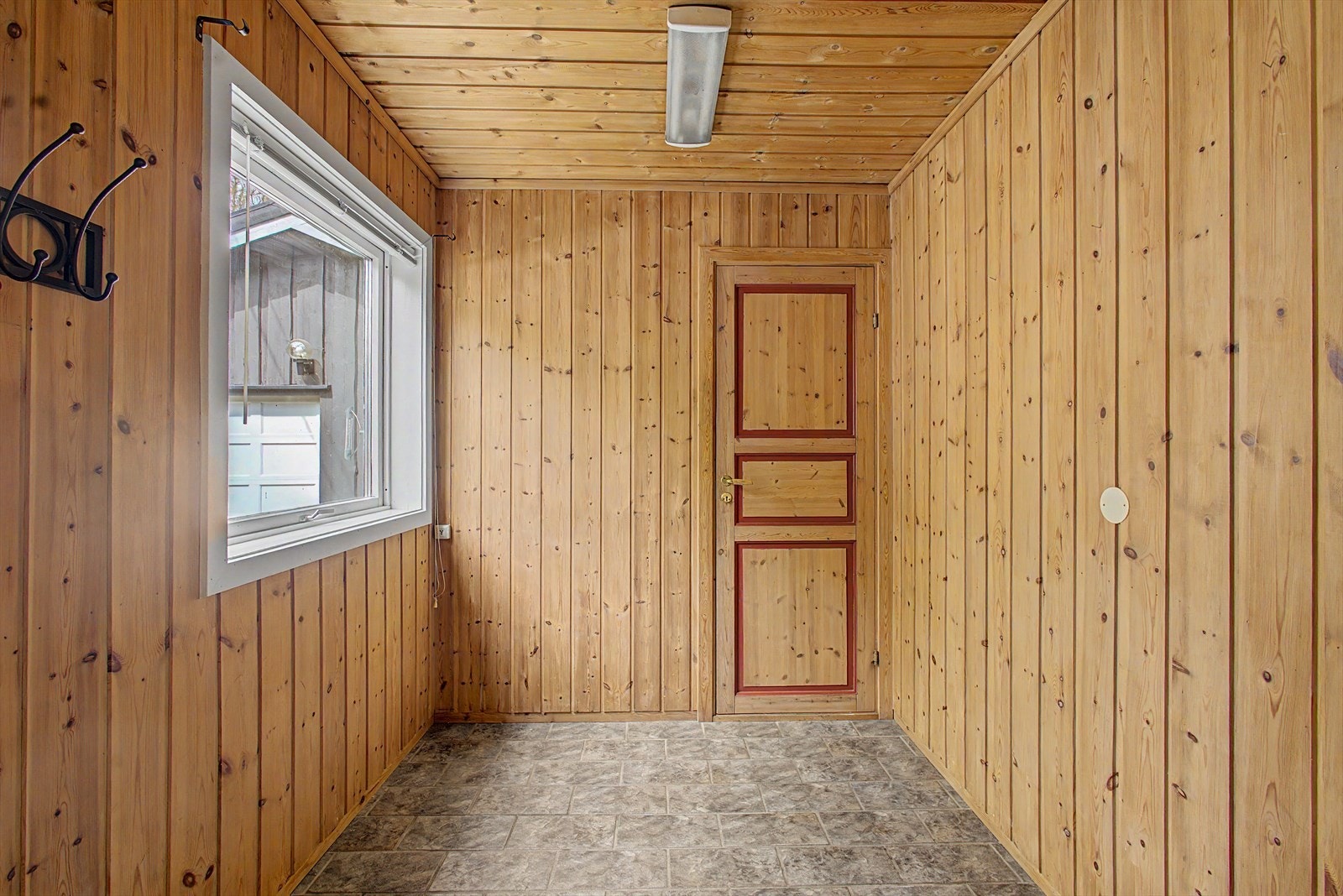 ..hvor det er god plass til oppbevaring av klær og sko i eget kott med inngang fra entreen. Galleribilde