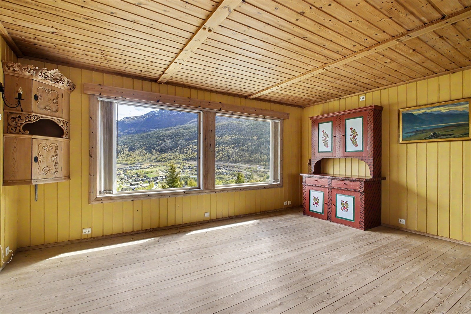 Rommet har tregulv og panel på vegger og i tak, som gir en lun og tradisjonell følelse. Galleribilde