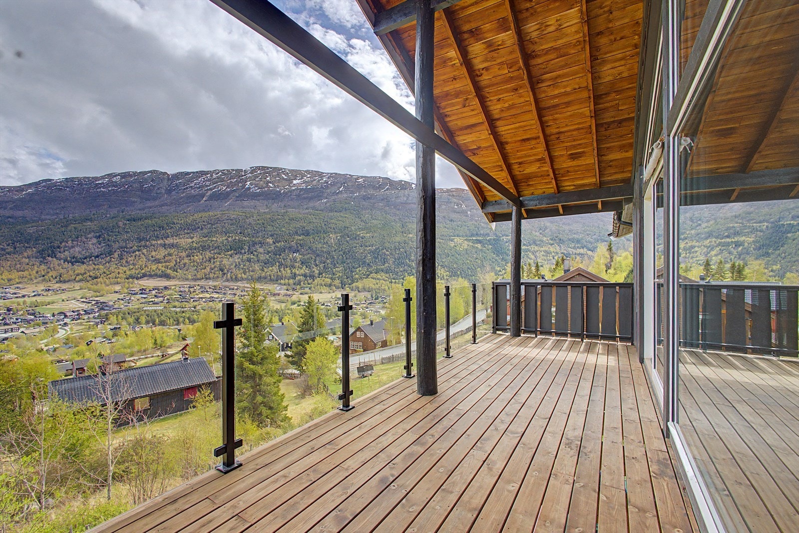 Terrassen er delvis overbygget og gir god plass til utemøbler. Her kan man nyte utsikten. Galleribilde
