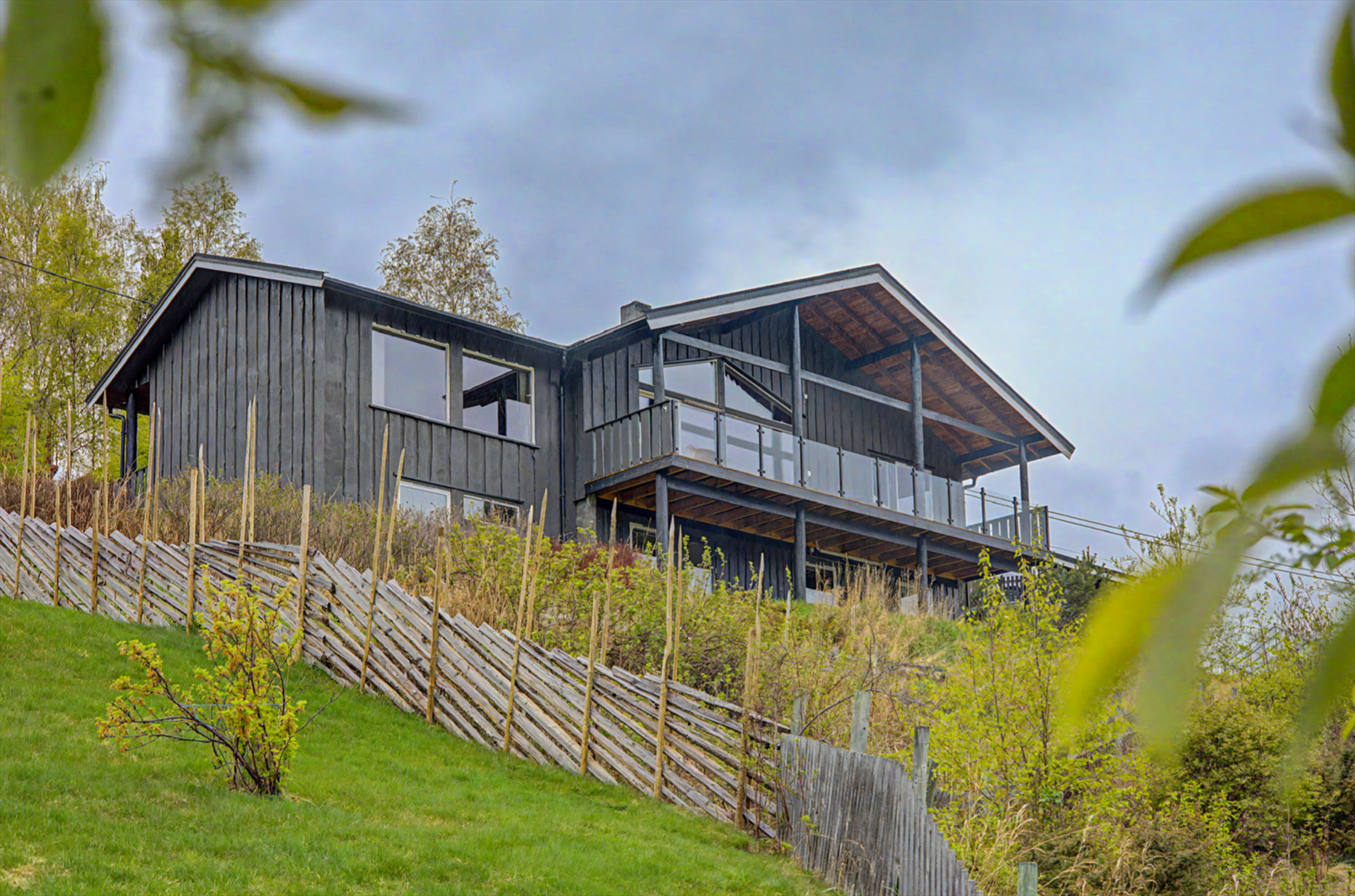 Eiendommens fasade, sett fra nedenfra. Galleribilde