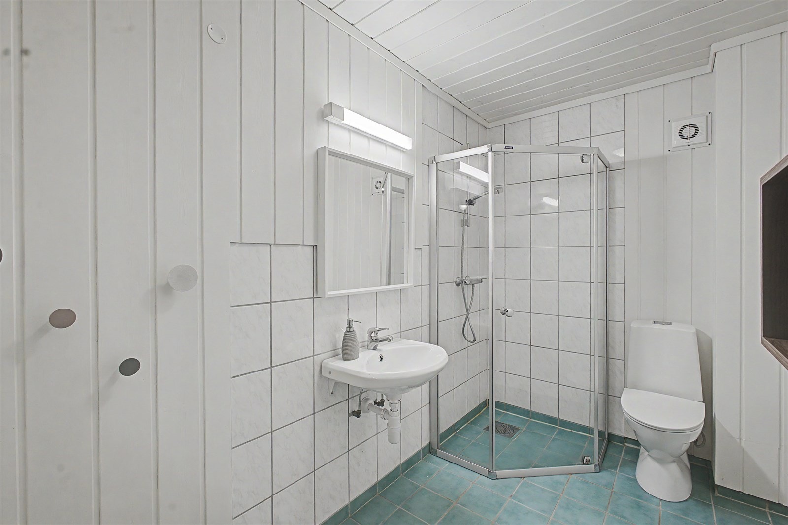 Badet i kjelleren har flislagt gulv med elektriske varmekabler og fliser i dusjsonen. Galleribilde