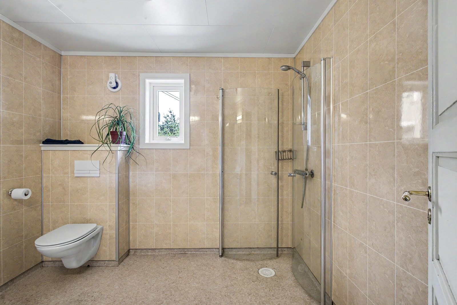 Badet i hovedetasjen ble pusset opp i 2013 og har vegghengt toalett og innfellbare dusjdører. Galleribilde