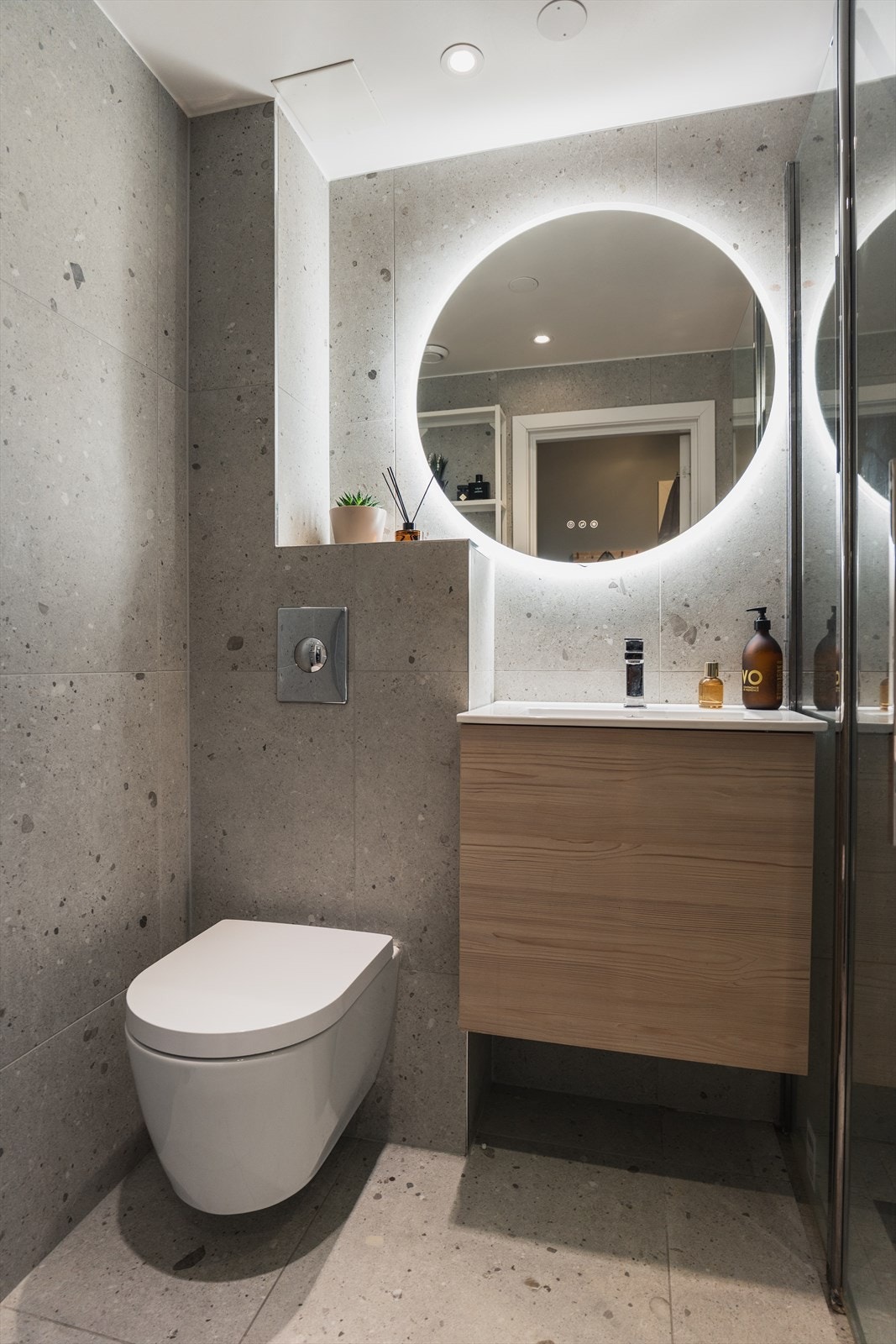 Badet ble pusset opp i 2021 med lekre fliser, varmekabler og vegghengt toalett. Galleribilde