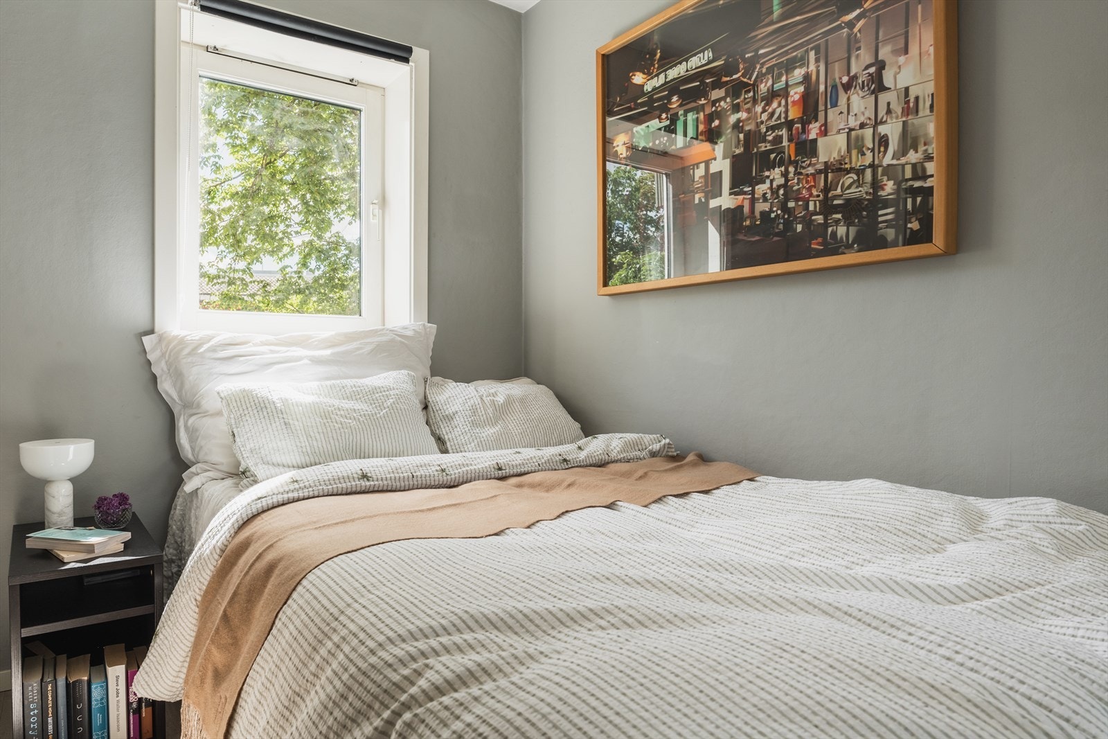 Rommet har plass til dobbeltseng og vender mot den stille bakhagen. Galleribilde