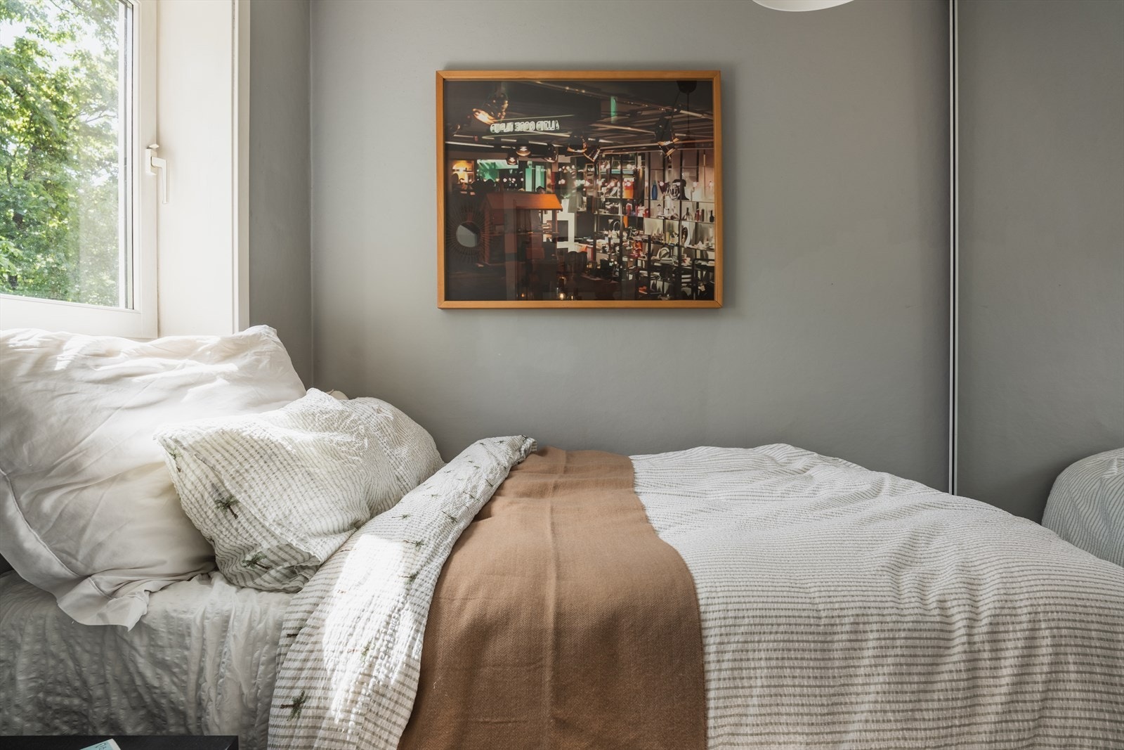 Skyvedørsgarderobe med speilfronter gir rikelig med oppbevaringsplass. Galleribilde