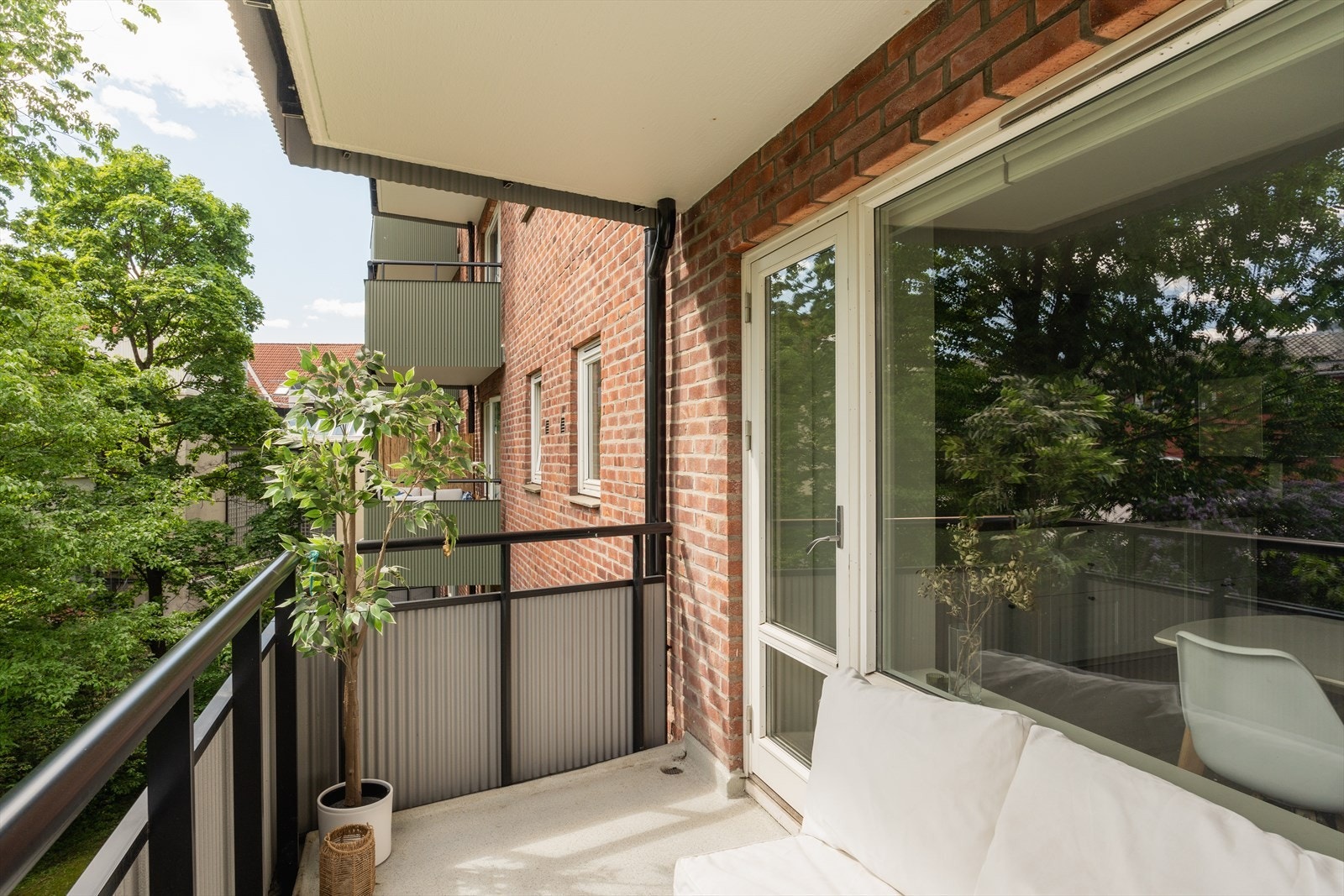 Balkongen har epoxybelegg på gulvet og rekkverk i lakkert aluminium med plater. Galleribilde