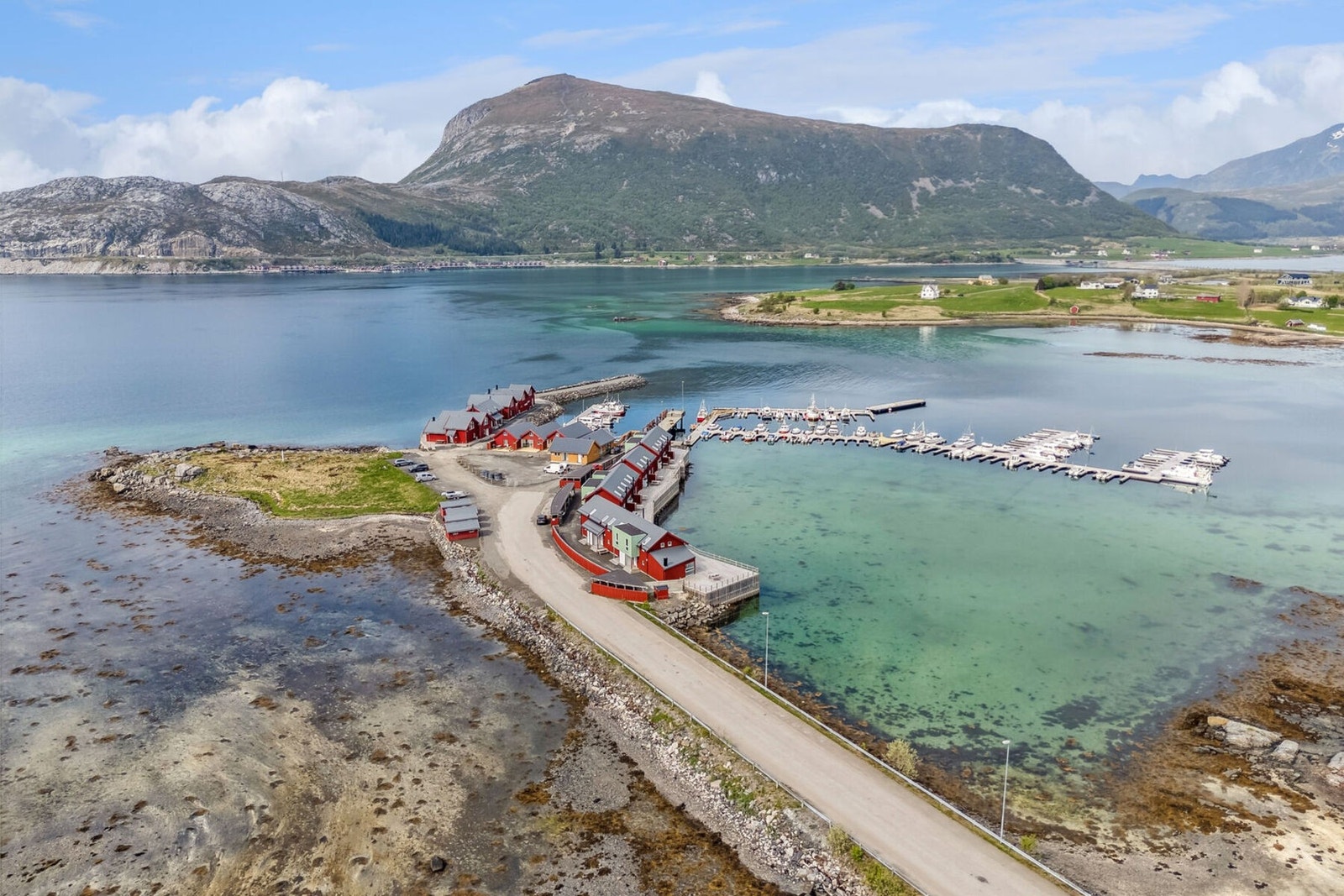 Eiendommen har en svært attraktiv beliggenhet. Her er du omkranset av hav og fjell på alle kanter. Det er et flott opparbeidet nabolag med sjøhus og en større småbåthavn. Galleribilde